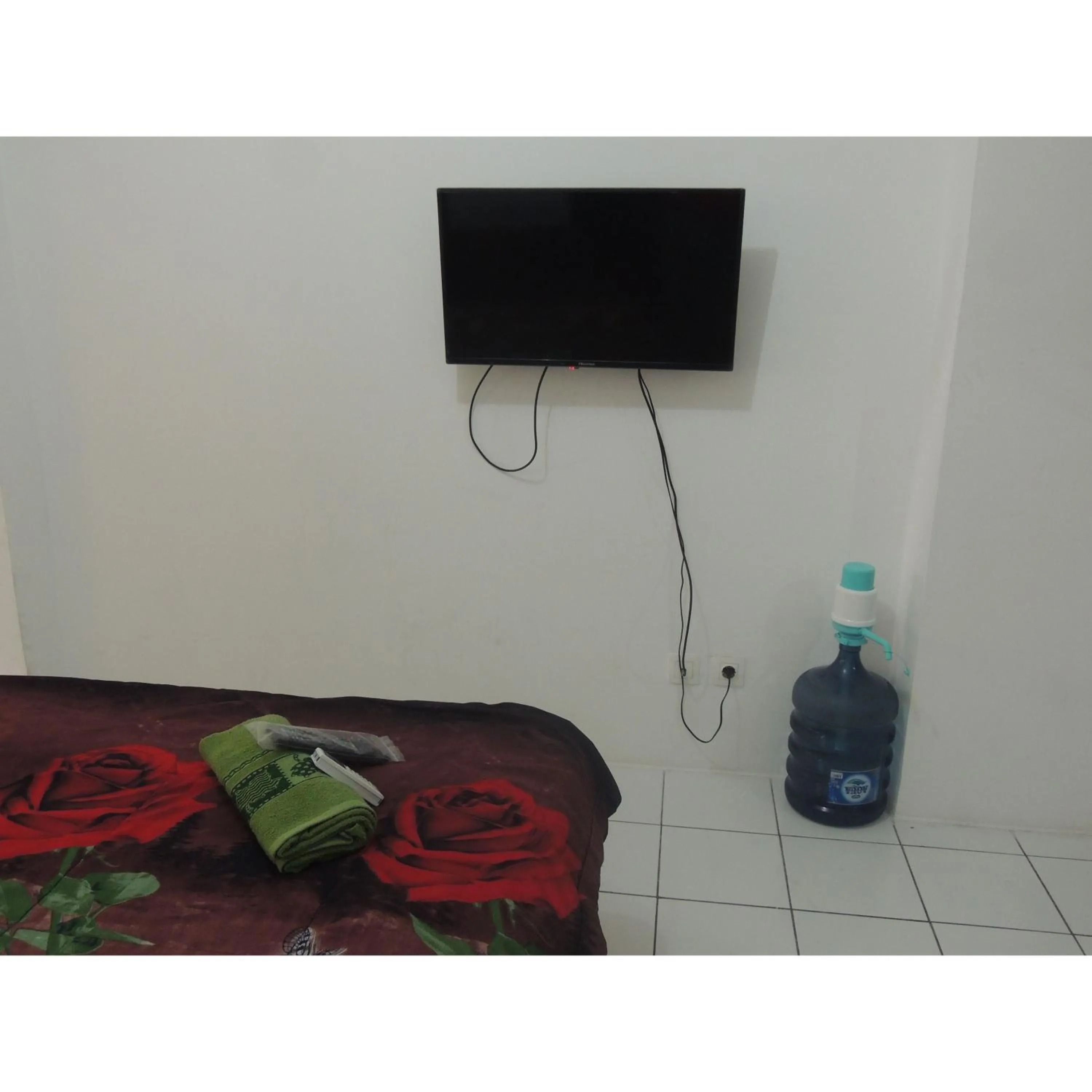 TV and multimedia in Reva Room on Gunung Putri Square Apartment