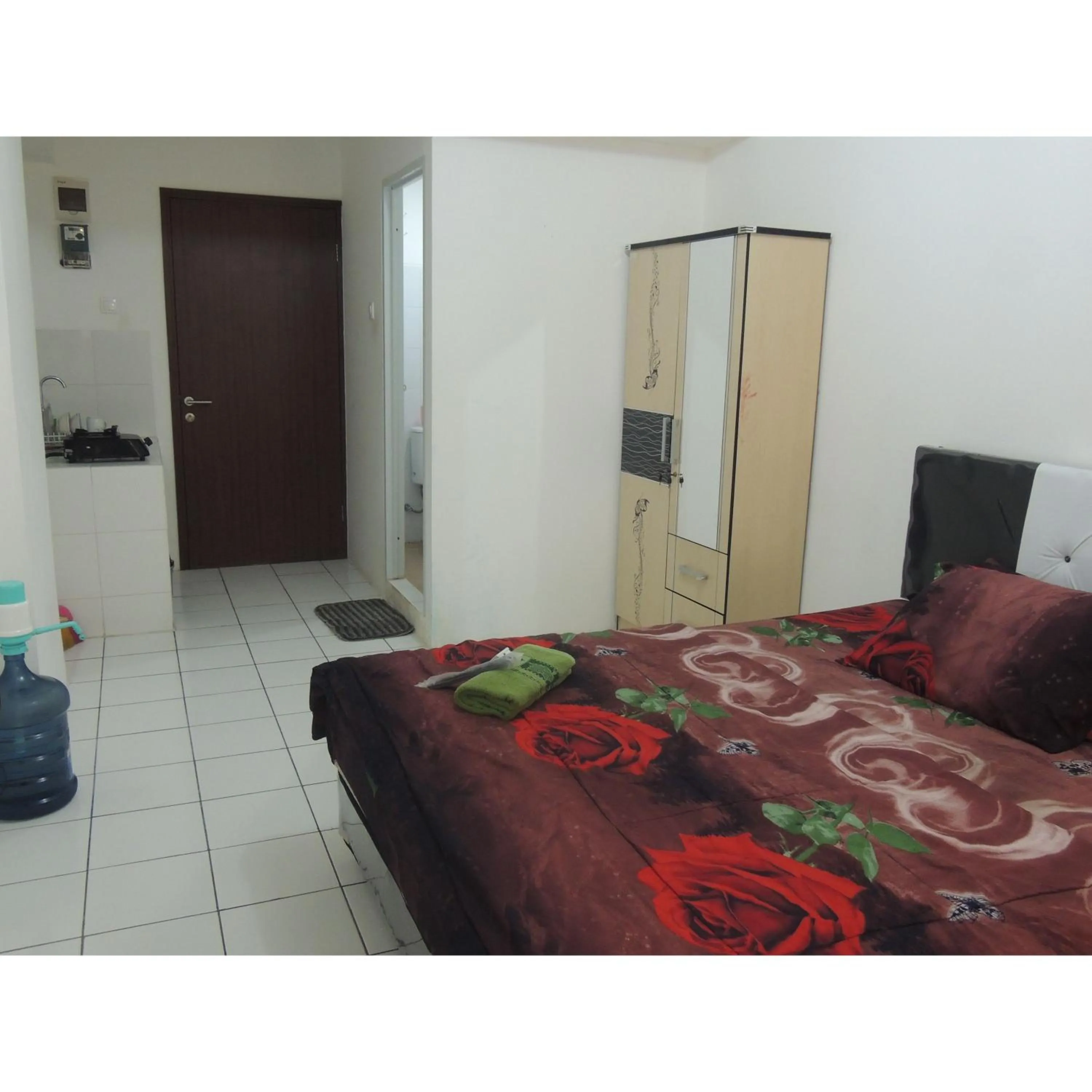 Photo of the whole room, Bed in Reva Room on Gunung Putri Square Apartment