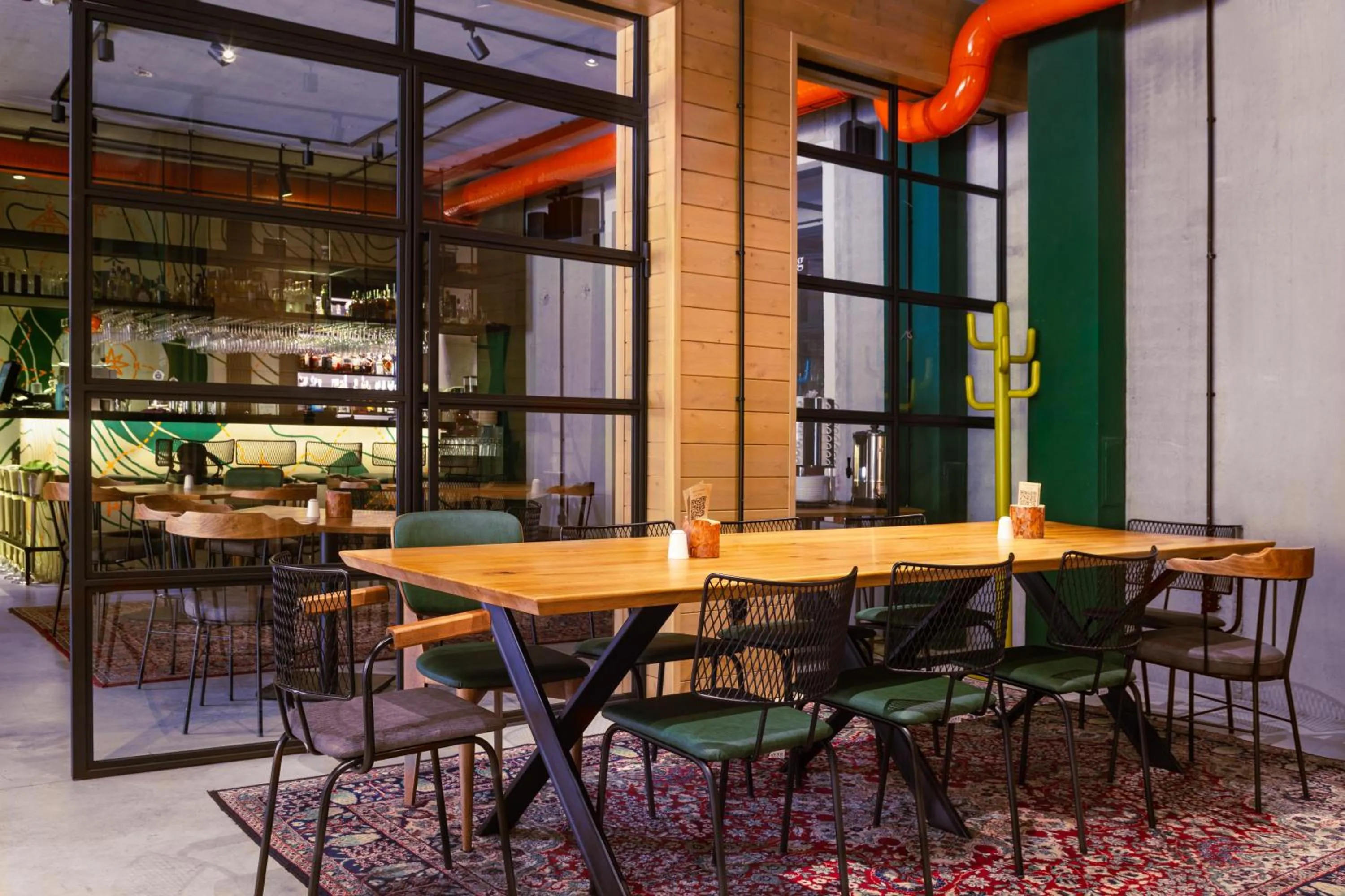 Restaurant/places to eat in Hotel COTA1110