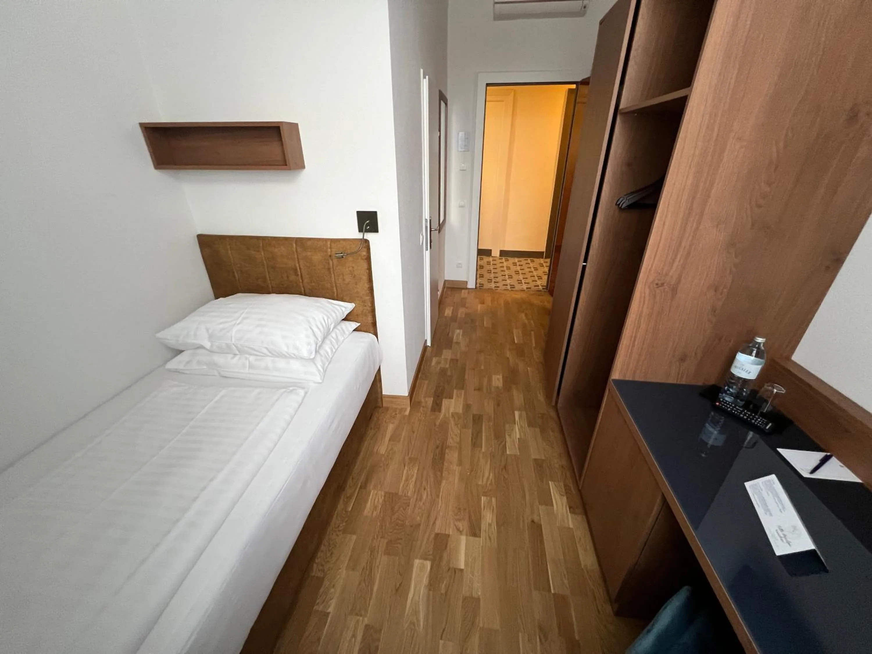 Photo of the whole room, Bed in Hotel Secession an der Oper