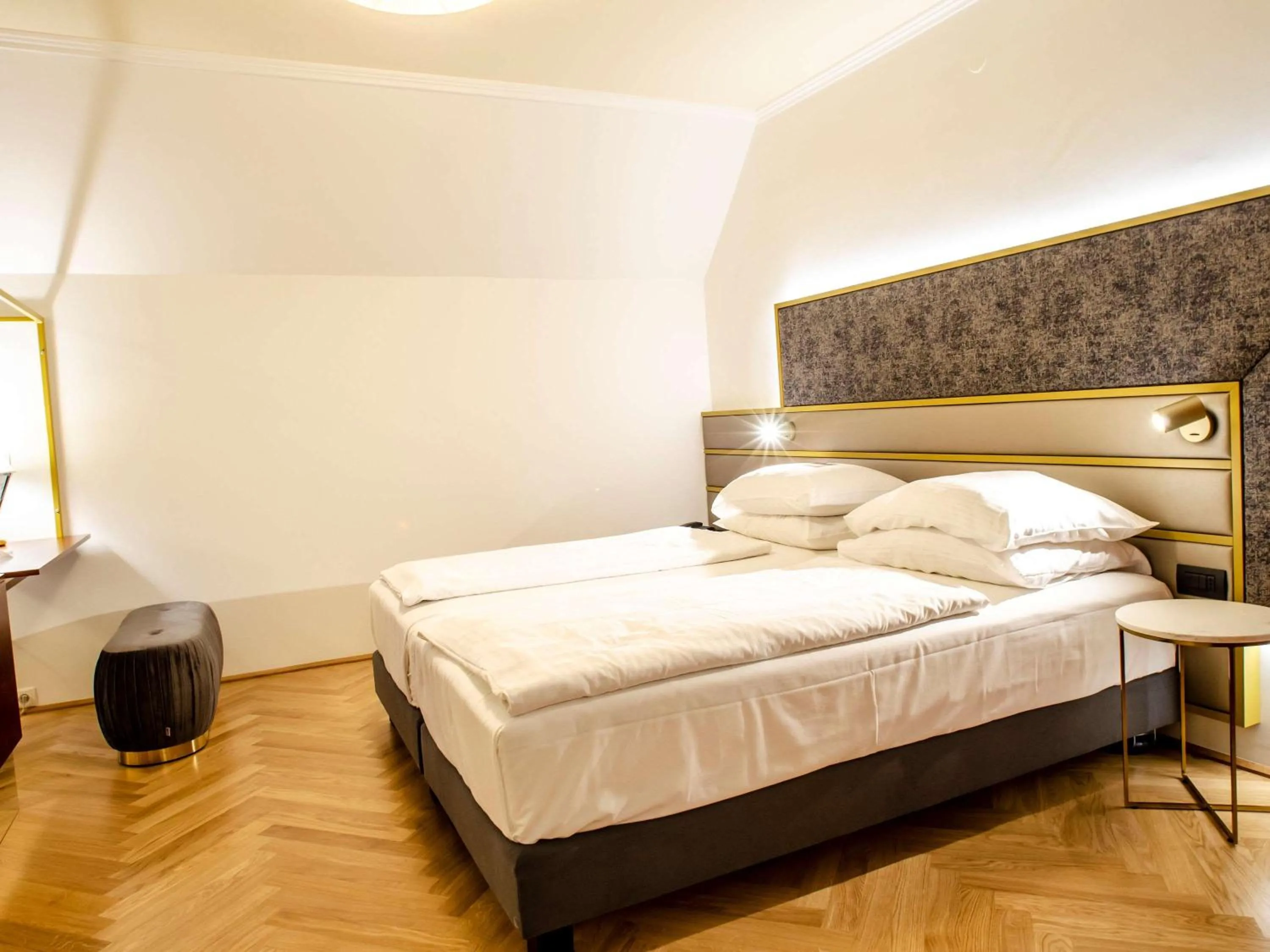 Photo of the whole room, Bed in Hotel Secession an der Oper