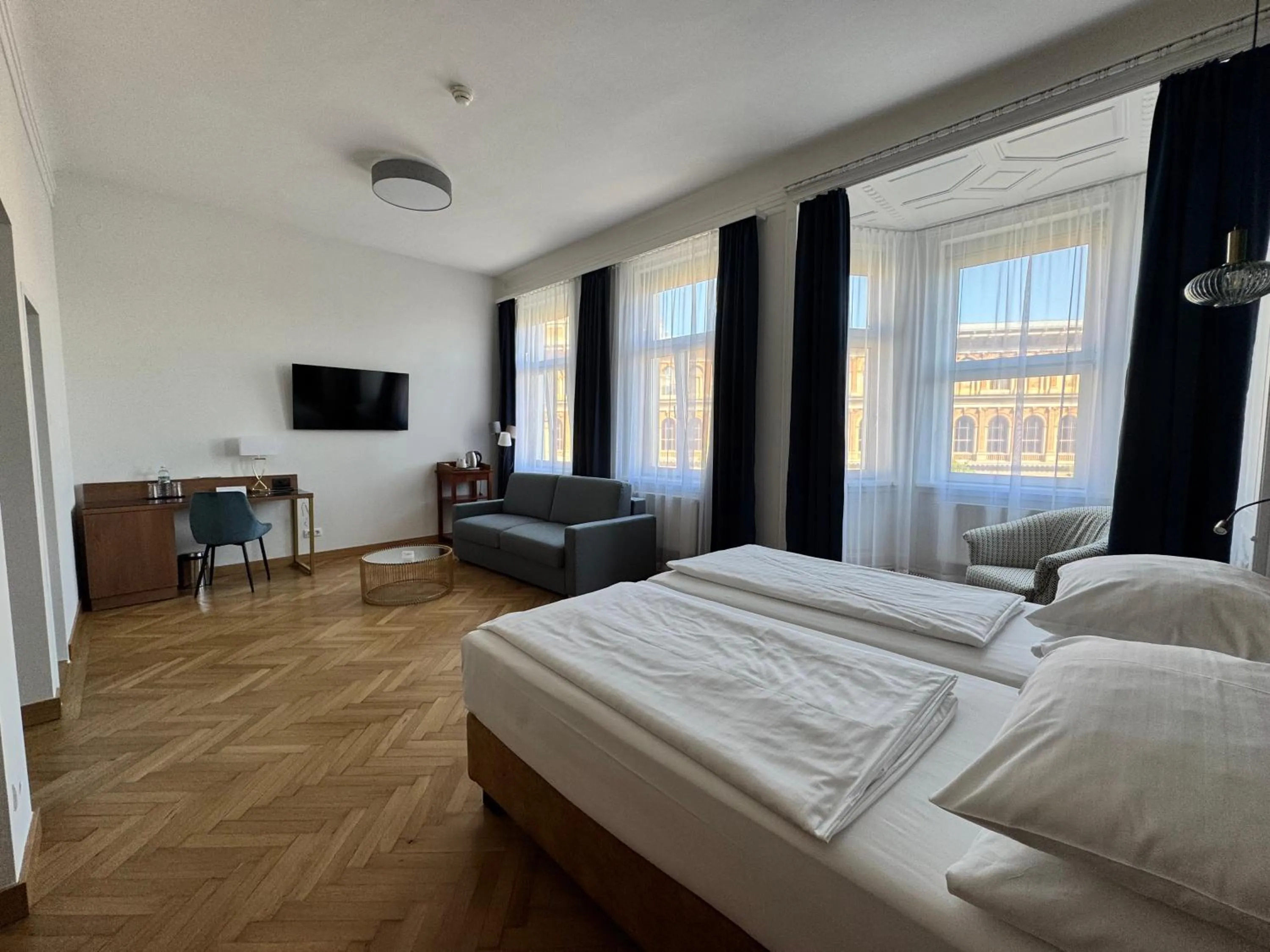 Photo of the whole room, Bed in Hotel Secession an der Oper