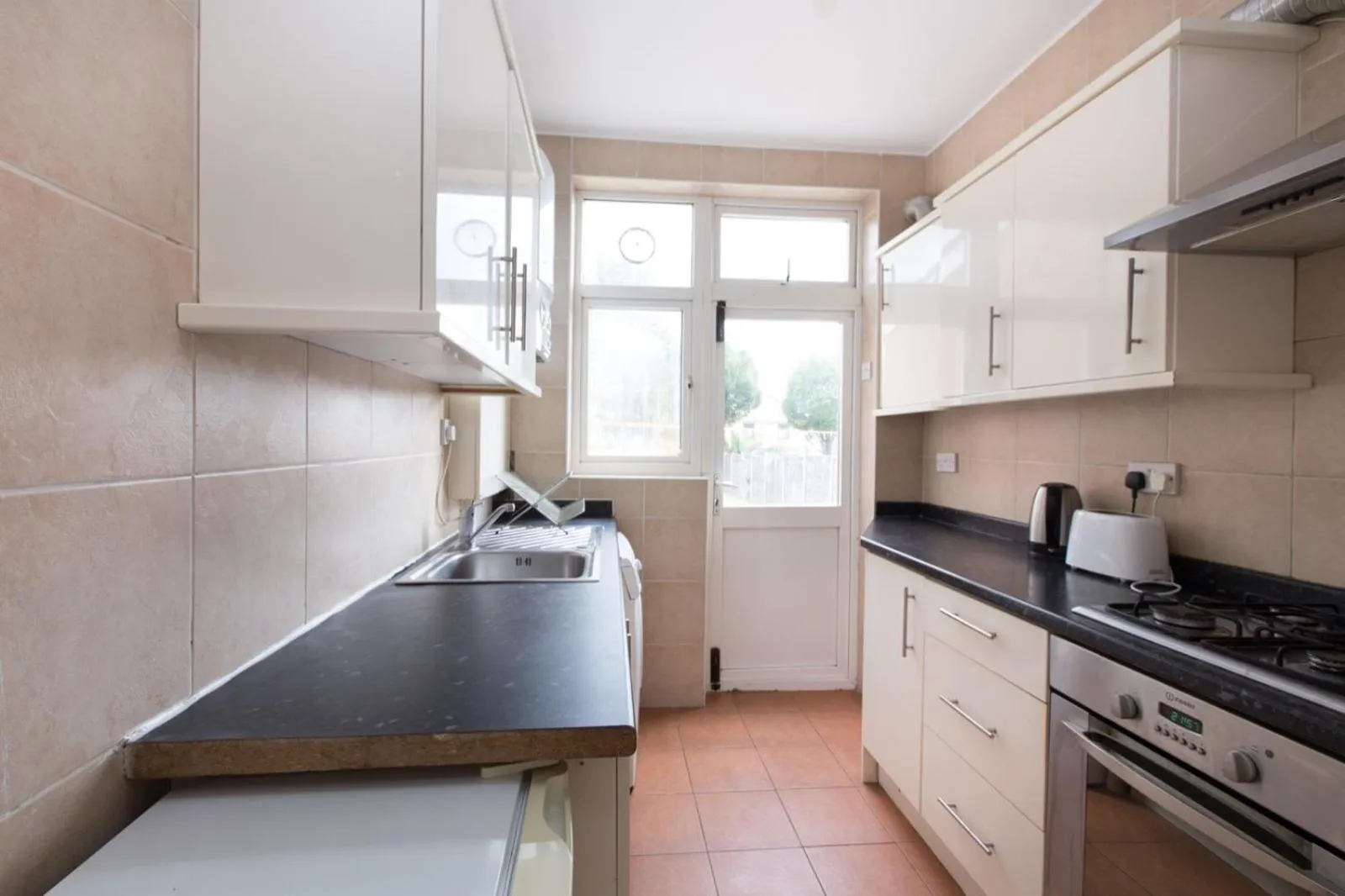 Communal kitchen in Tooting Bec Rooms by PrimeCityHosts