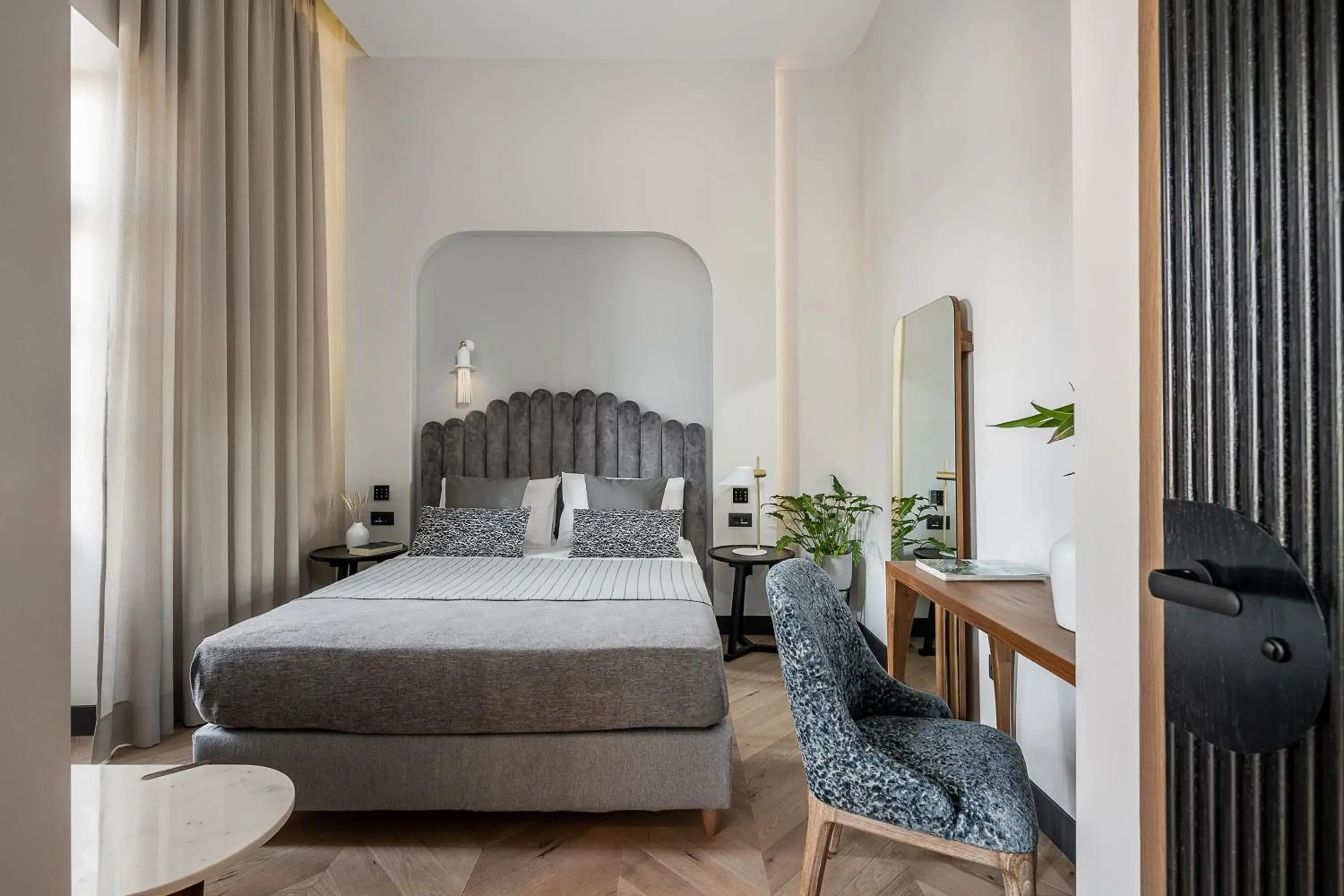 Deluxe Queen Room in Malmo Historic Hotel Deluxe Queen Room in Malmo Historic Hotel