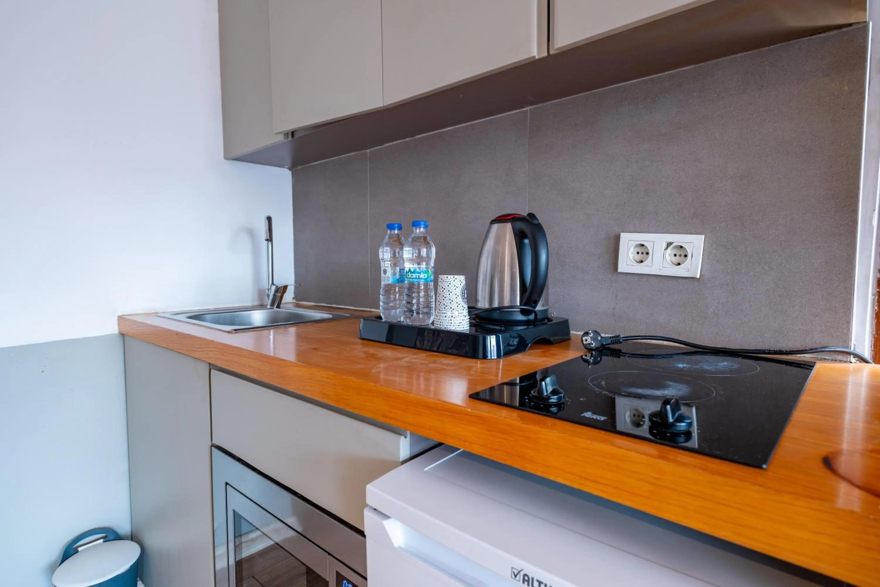 Coffee/tea facilities in Pesa Suites