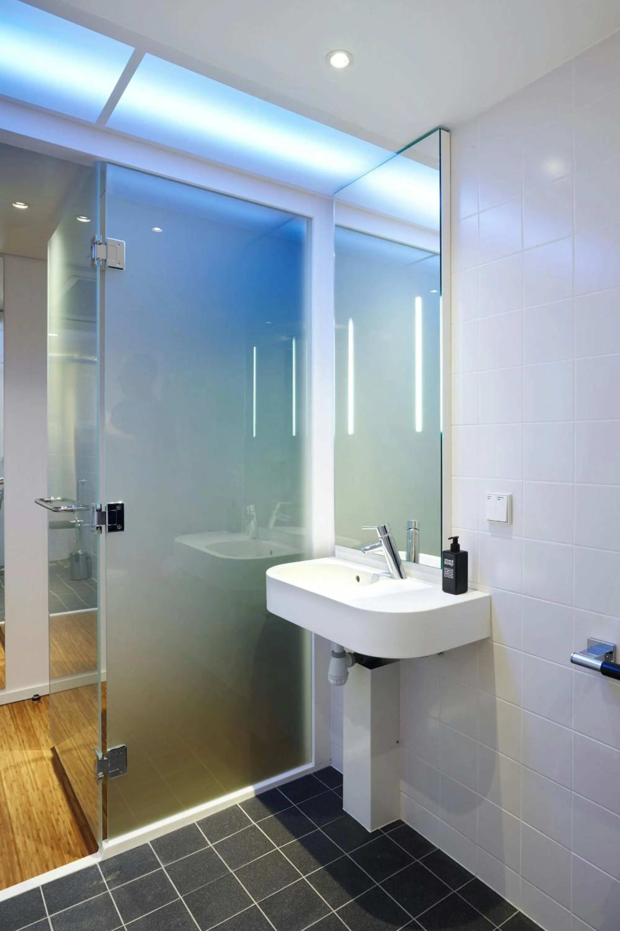 Bedroom in citizenM Paris Champs-Élysées