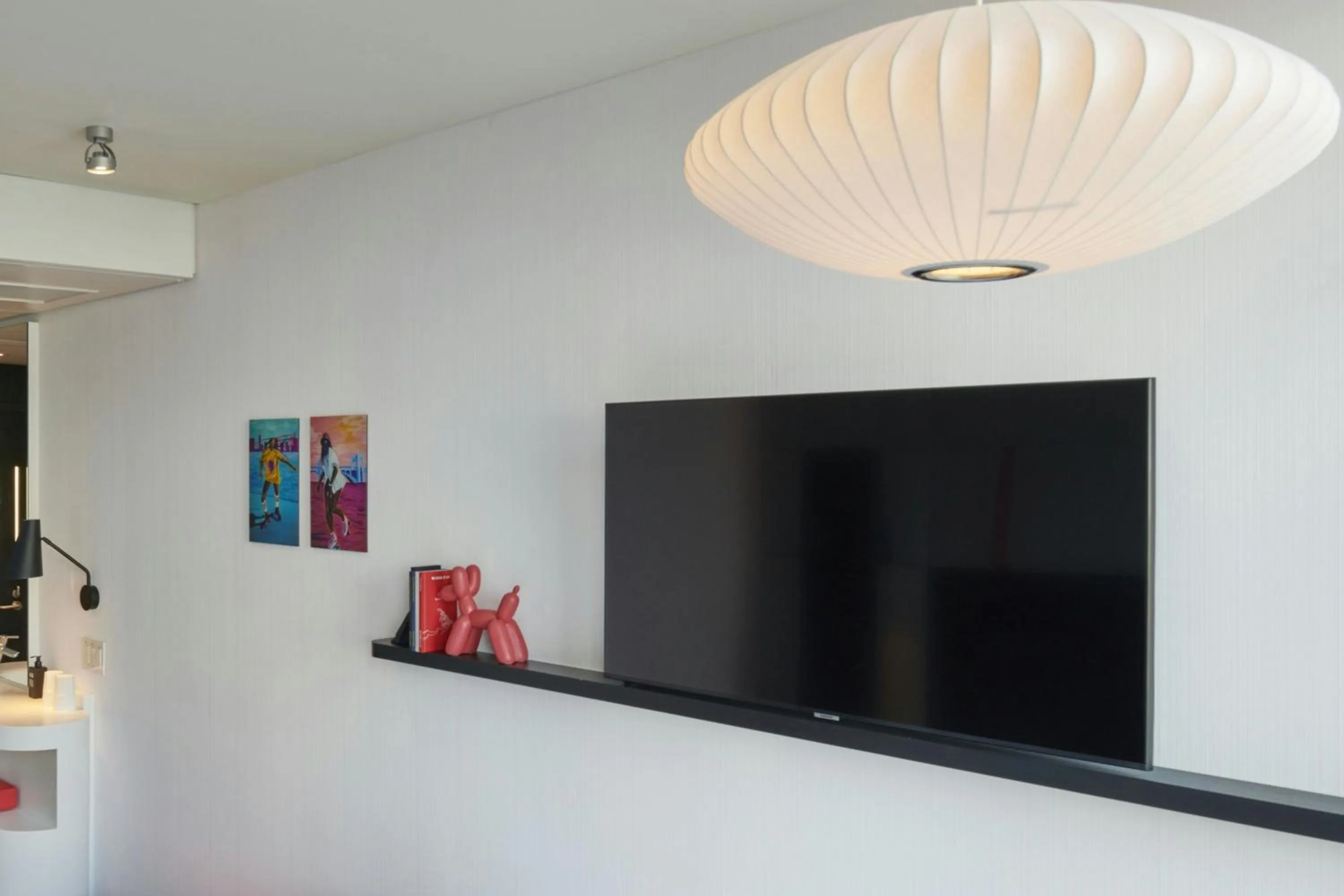 Photo of the whole room in citizenM Paris Champs-Élysées