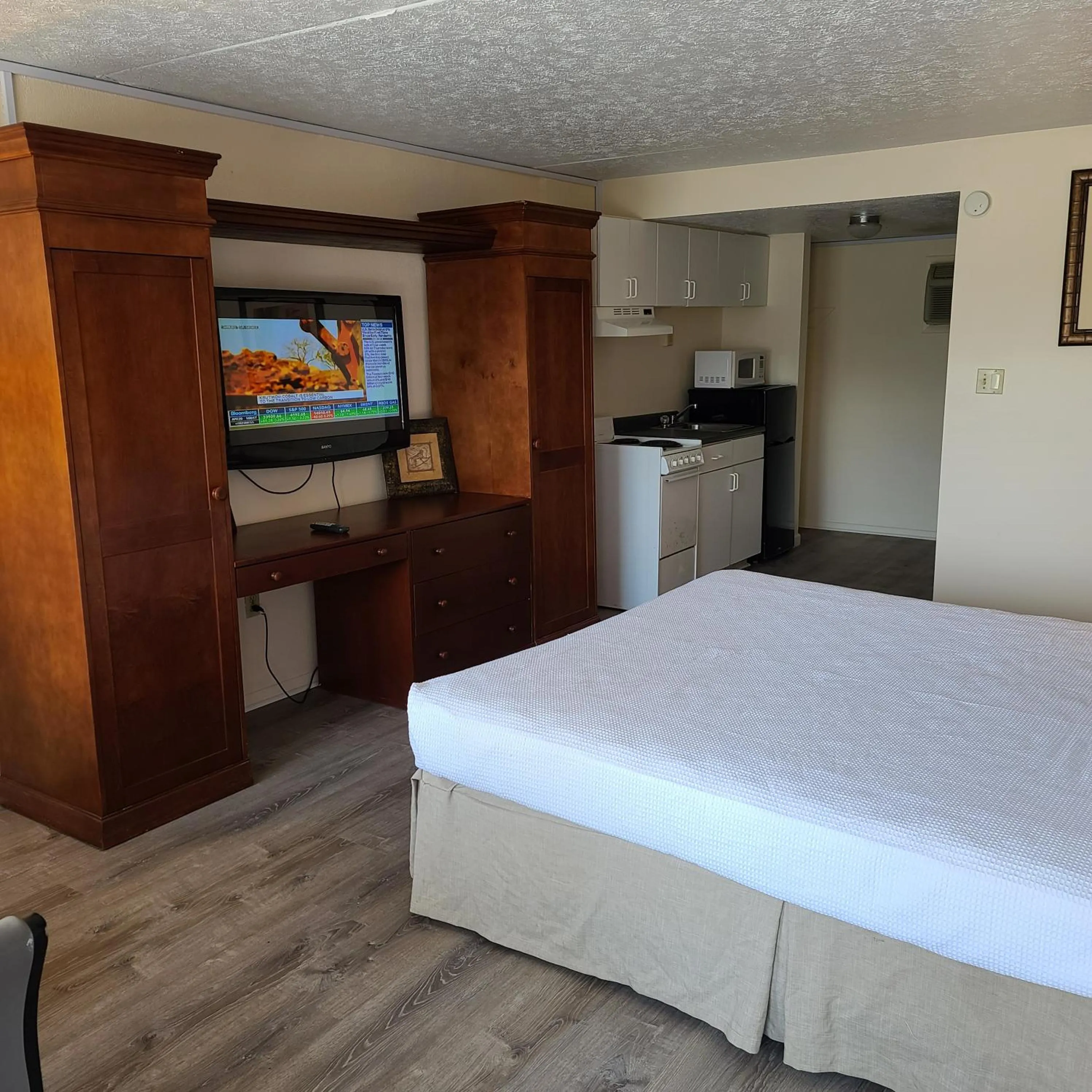 Bed in Oceanfront Twilight Surf Hotel