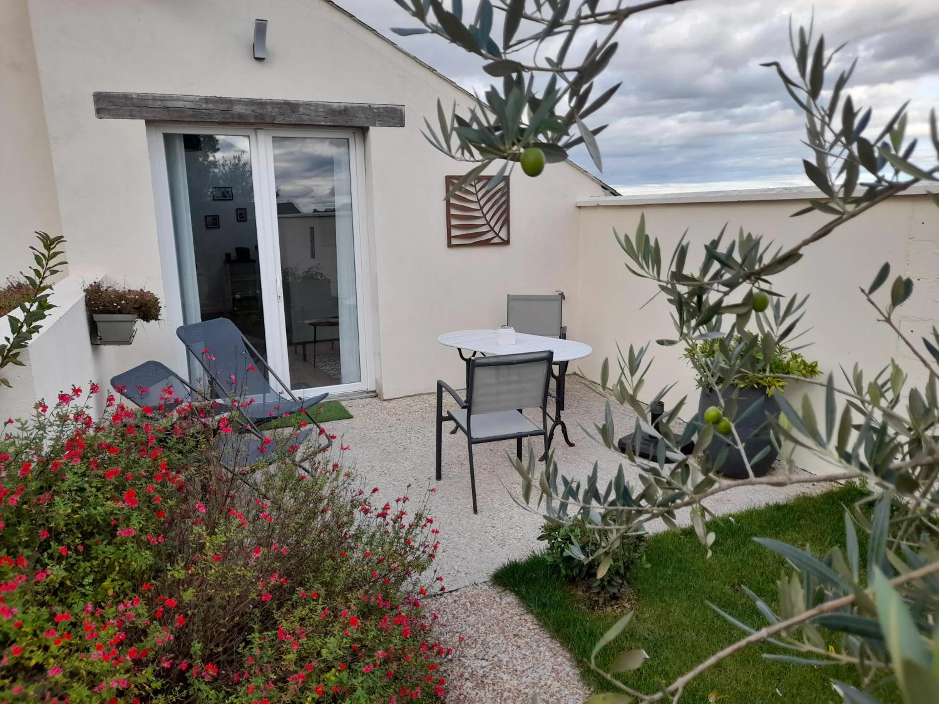 Patio in Le Domaine du Moulin 28 proche Chartres