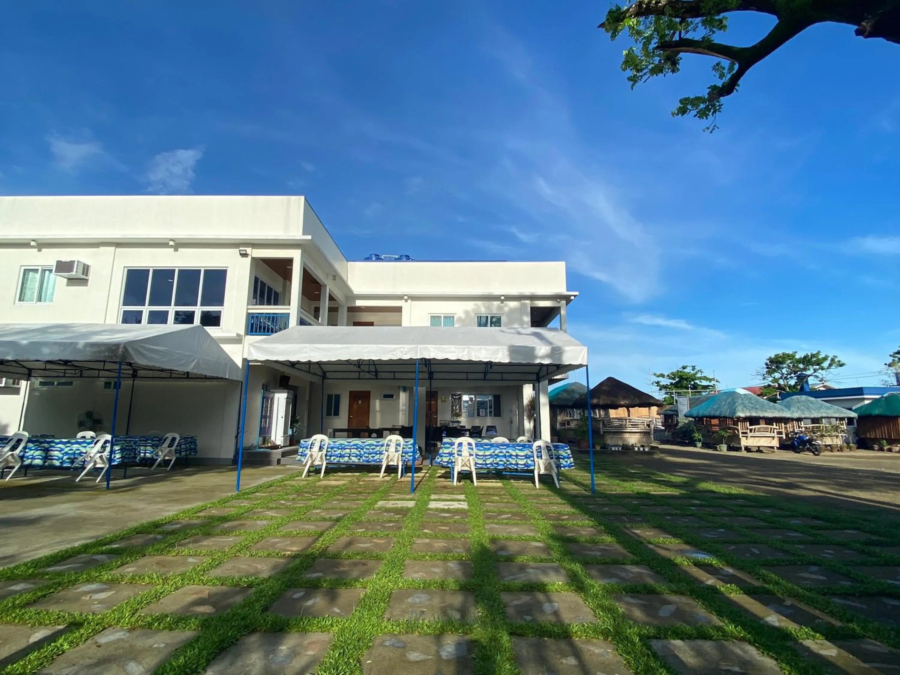 Property building in Hip Nautic Beach Resort powered by Cocotel