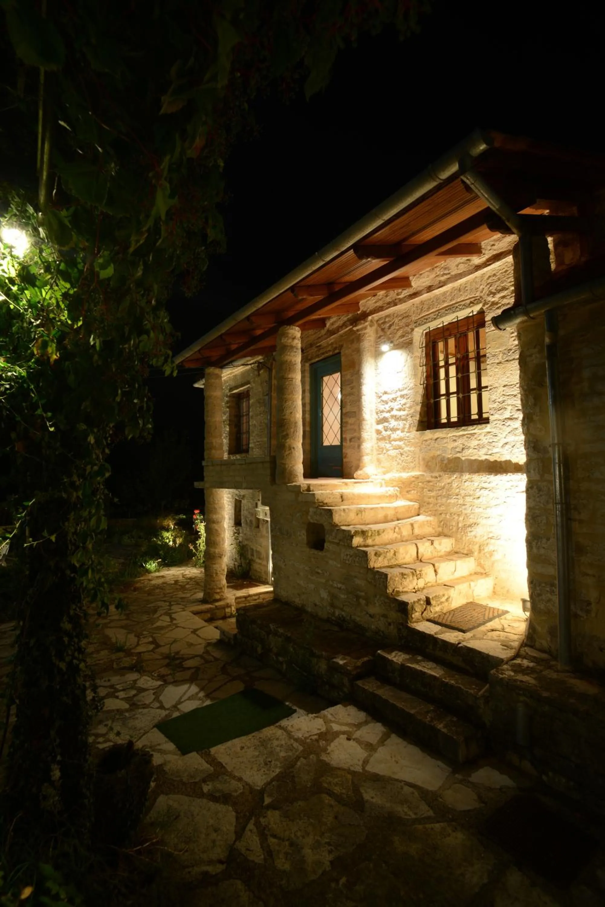 Facade/entrance in Rodami