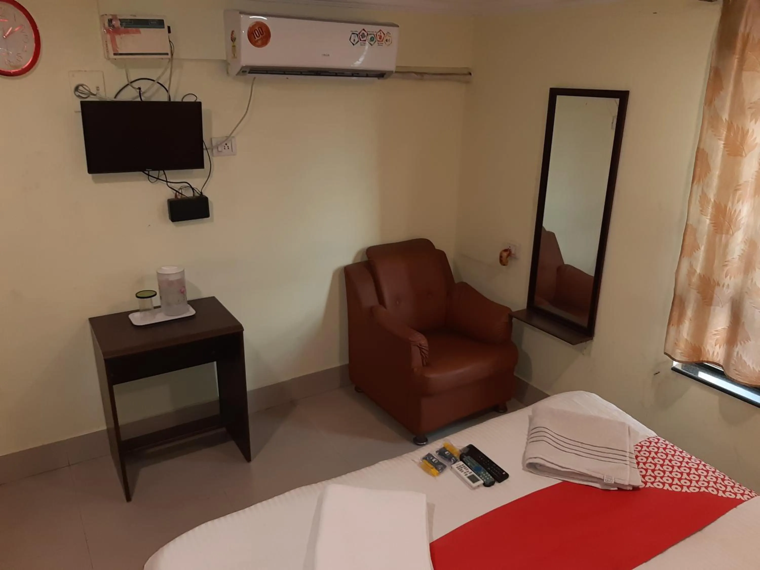 Communal lounge/ TV room, Bed in Hotel Akash inn