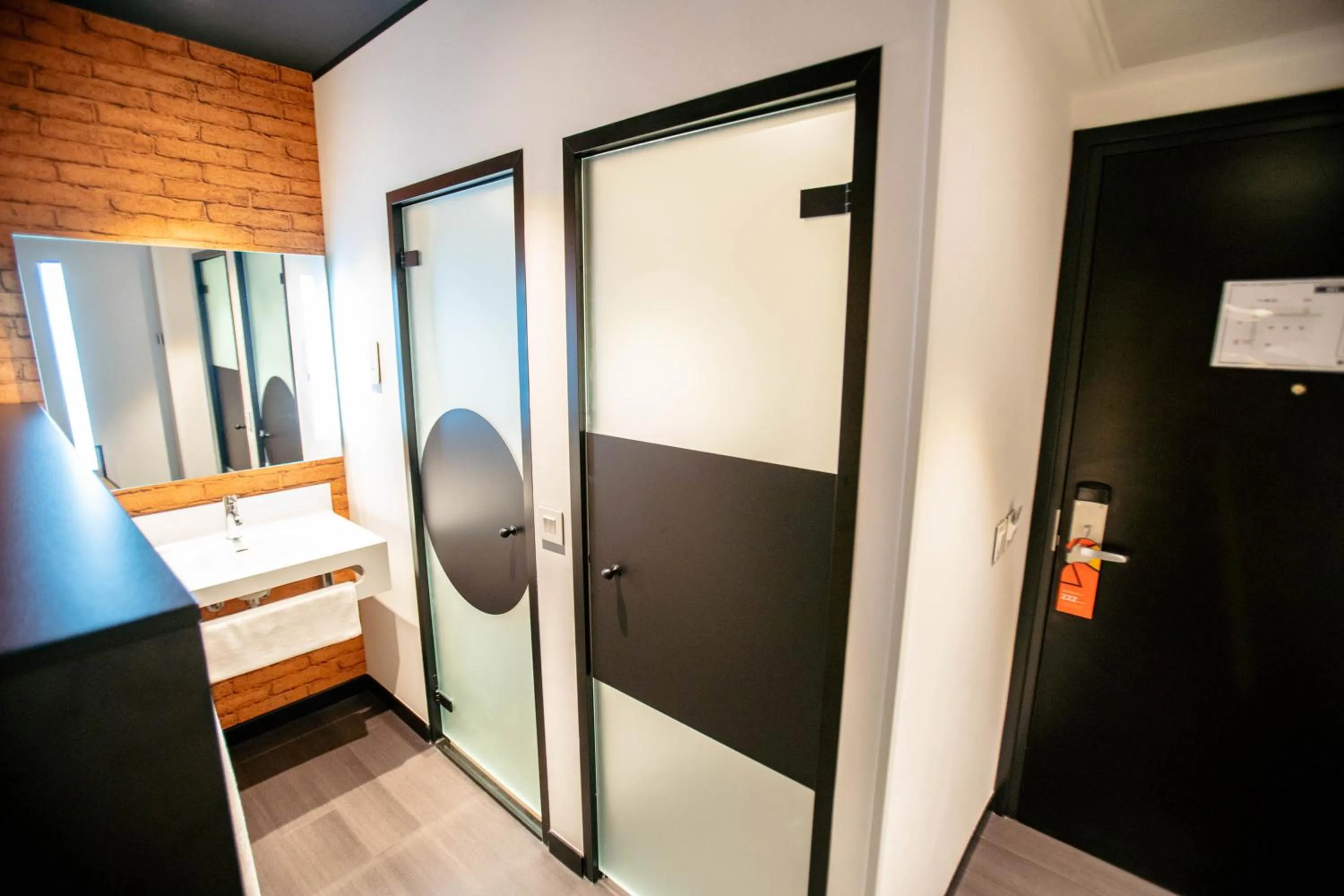 Bathroom, Bed in ONOMO Hotel Kampala