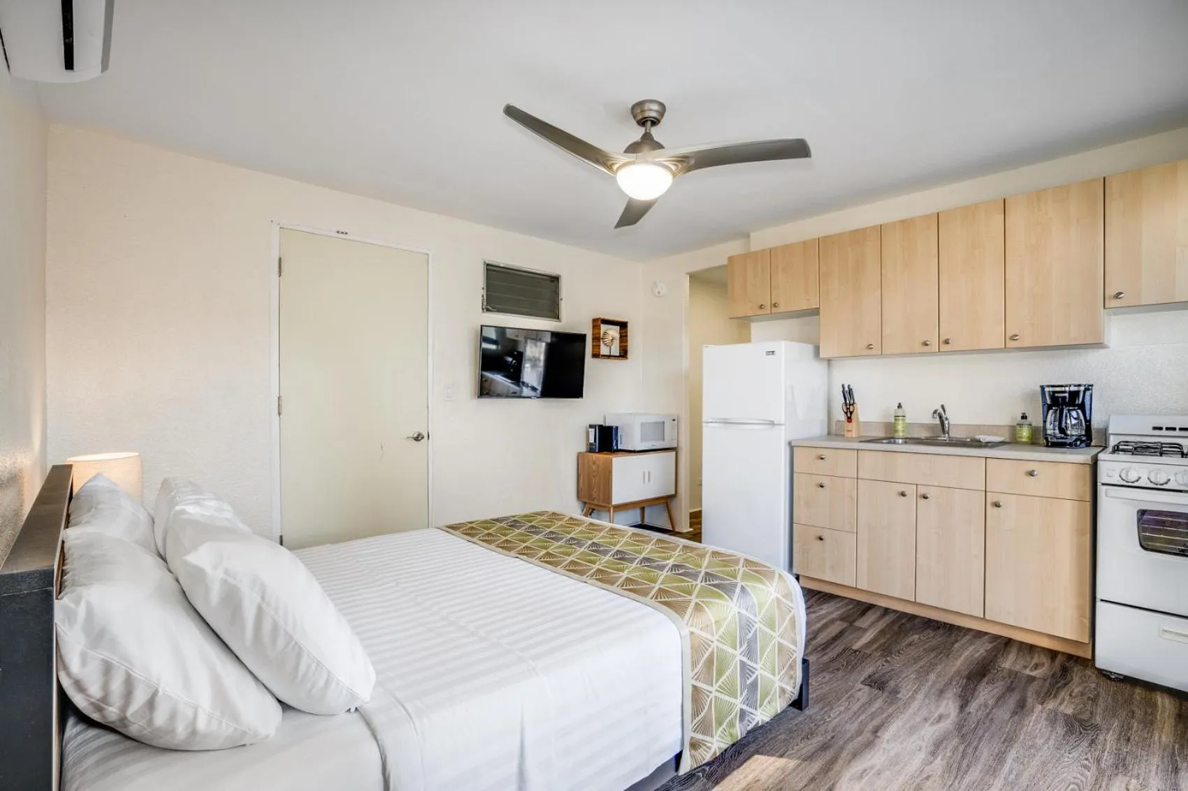 Kitchen or kitchenette, Bed in Aloha Suites Waikiki