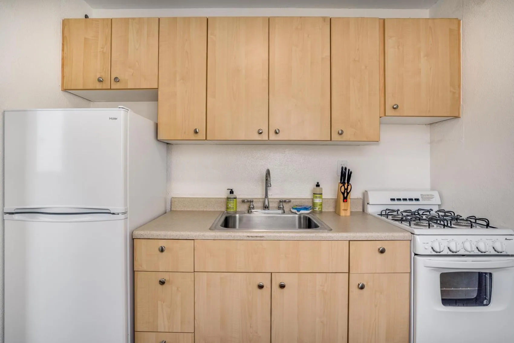 Kitchen or kitchenette in Aloha Suites Waikiki