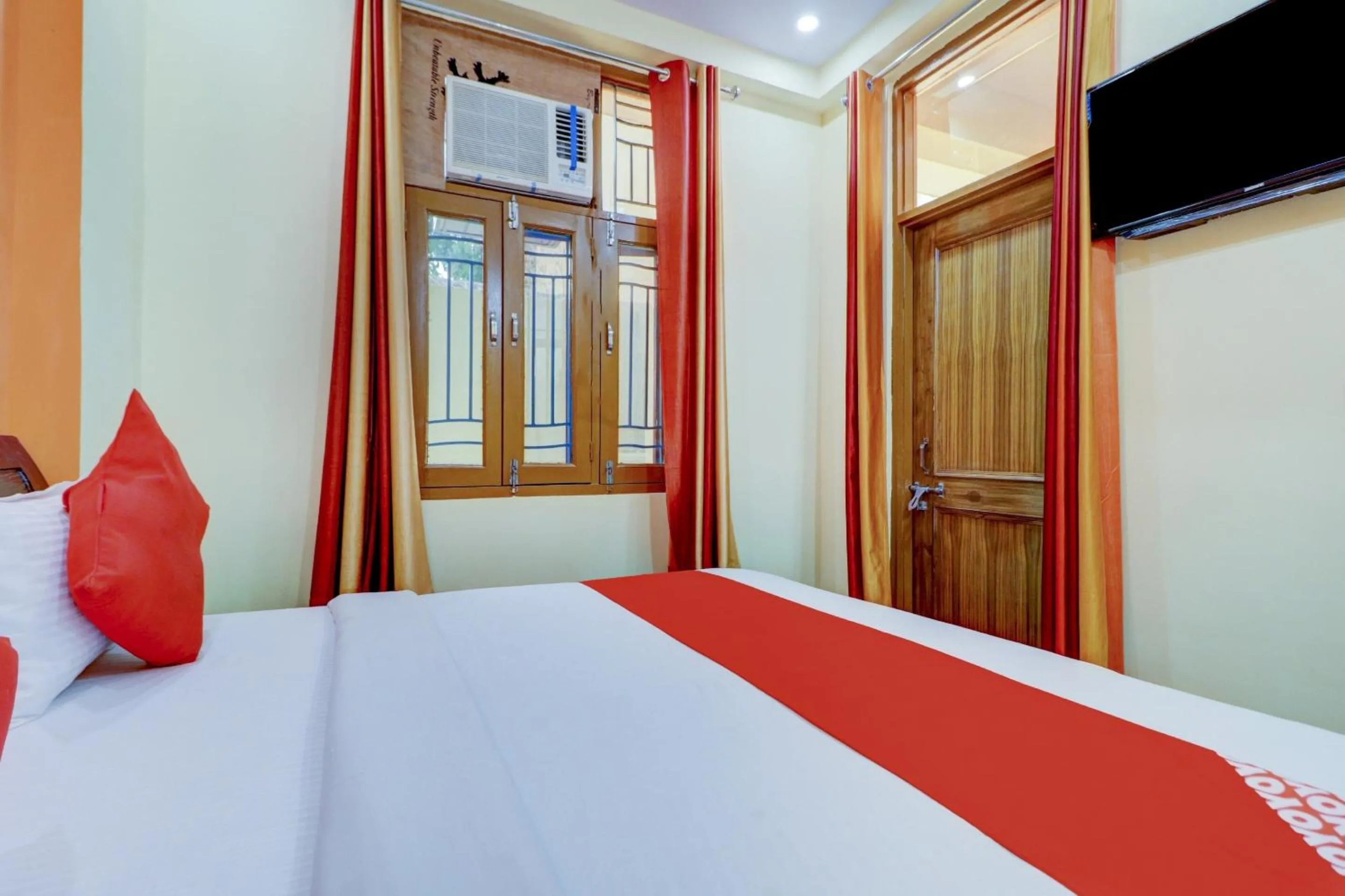 Bedroom in Hotel O Palace At Seventy Two Near Iskcon Temple Noida