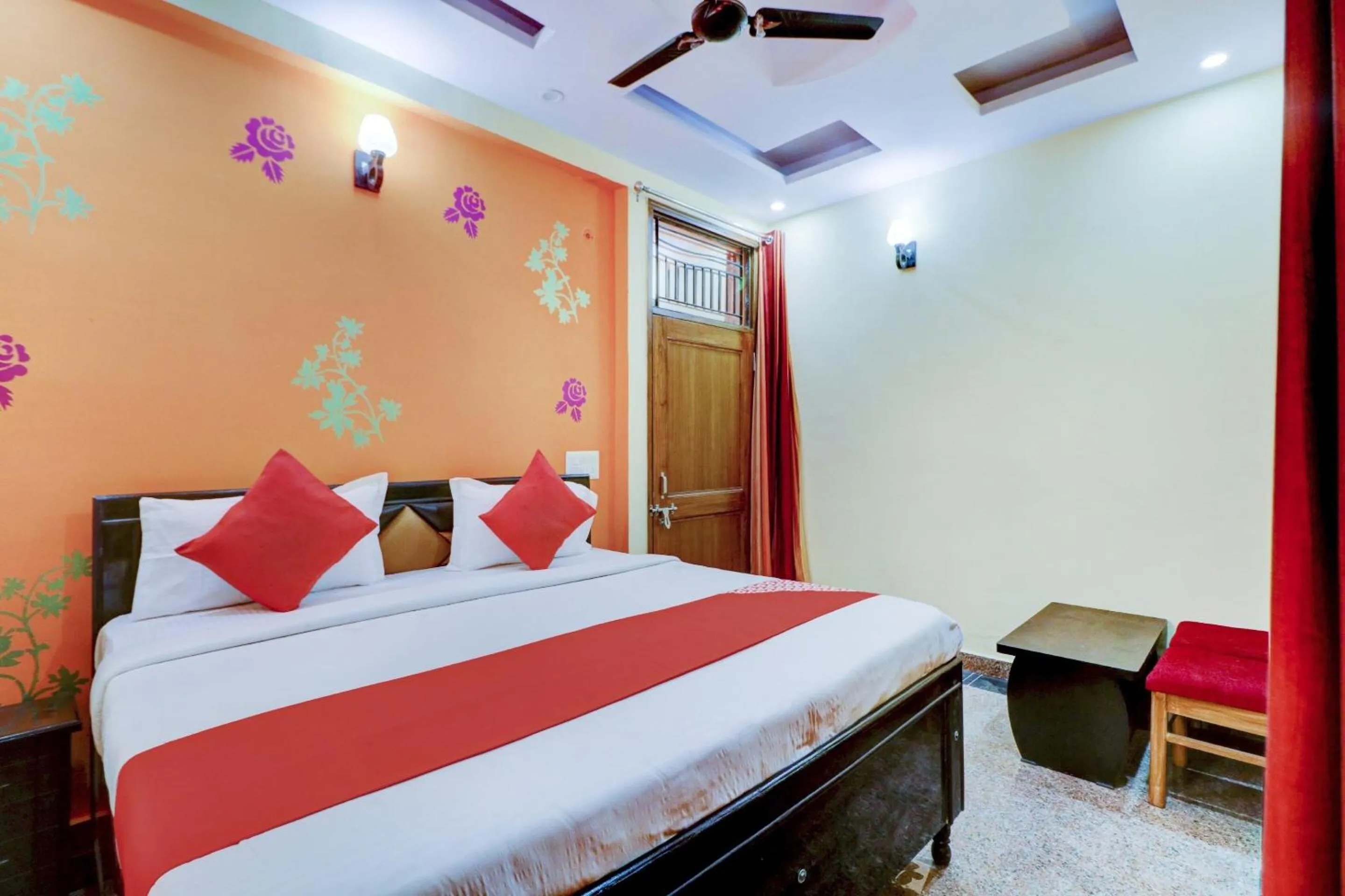Bedroom in Hotel O Palace At Seventy Two Near Iskcon Temple Noida