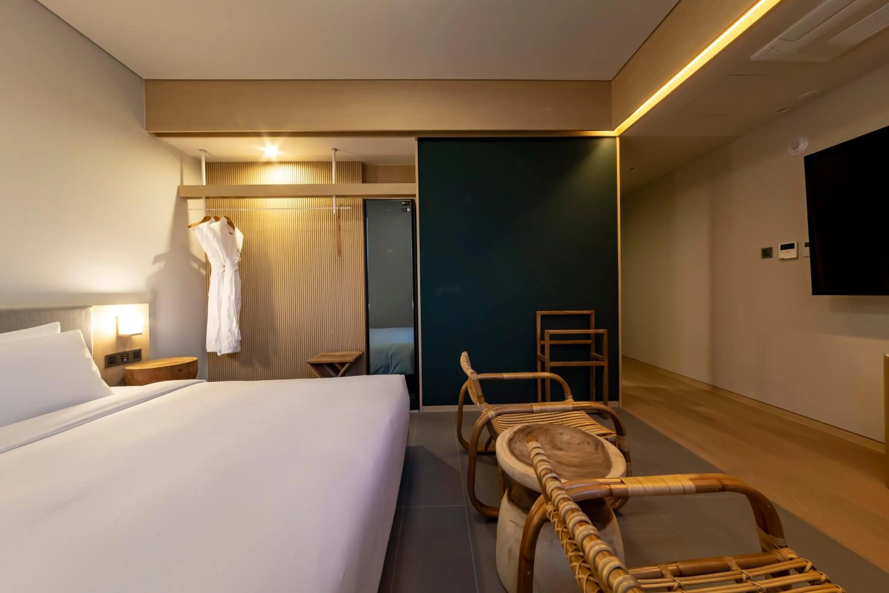 Photo of the whole room, Bed in Hound Hotel Haeundae Signature