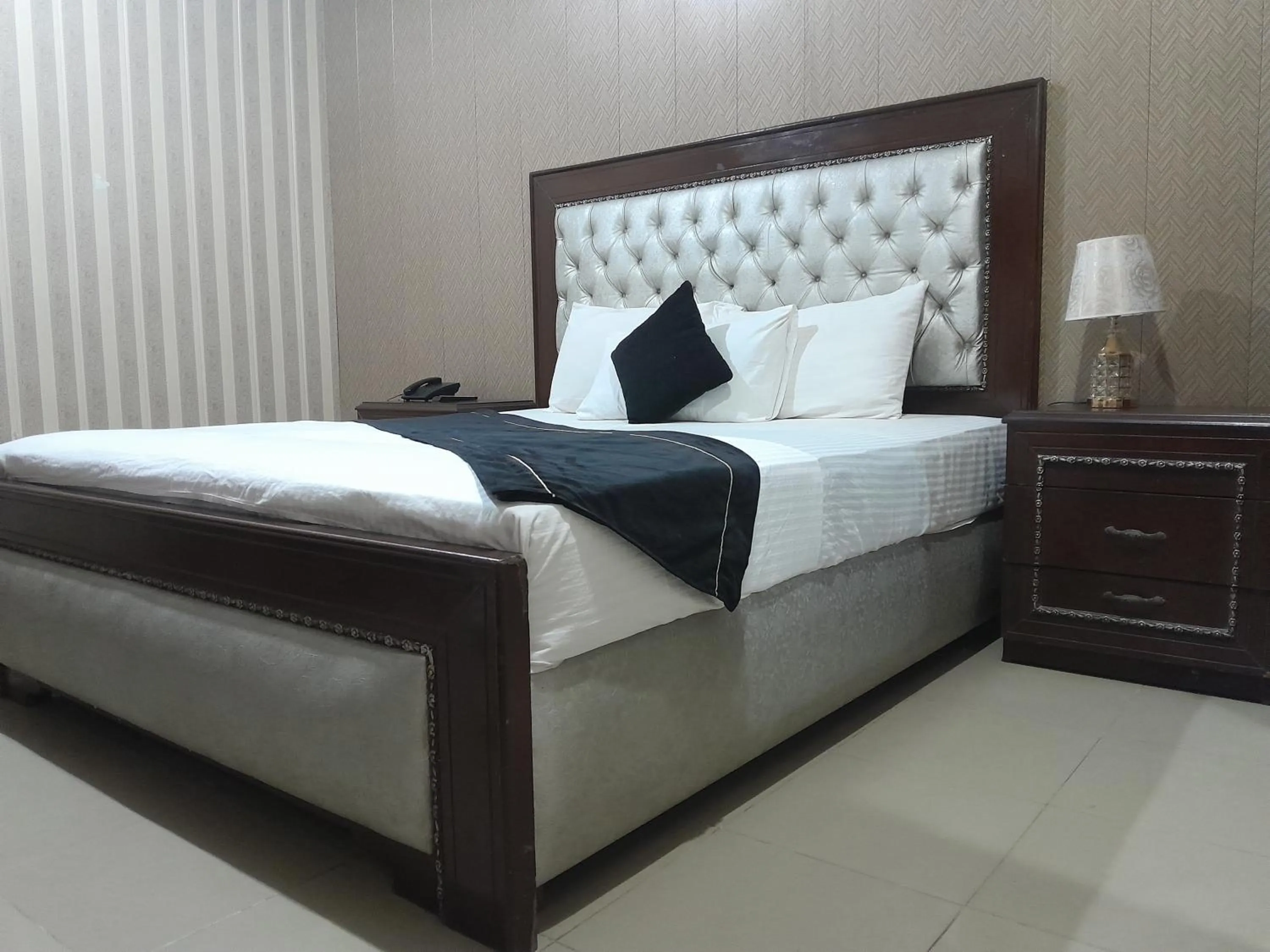 Bed in Hotel Tulip INN Faisal Town