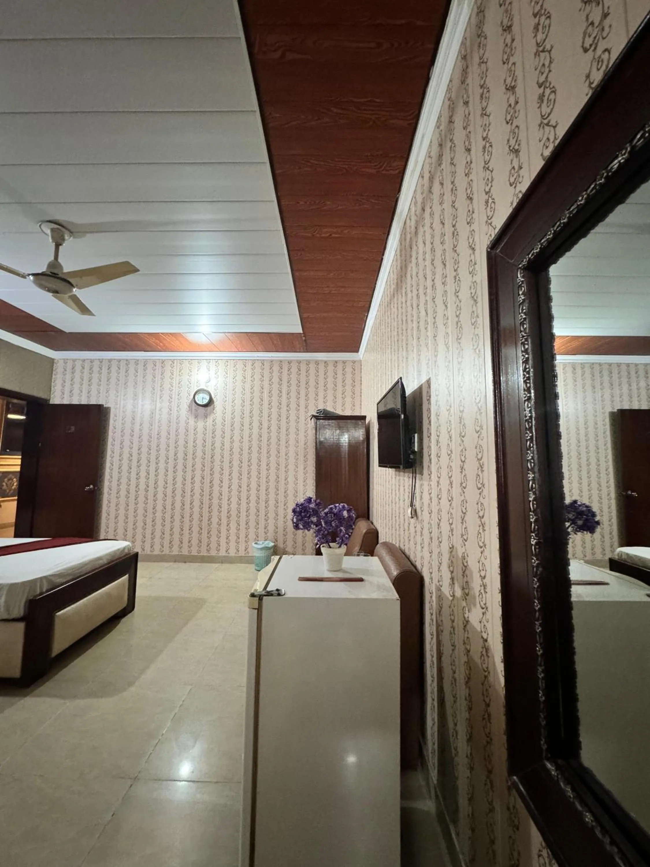 TV and multimedia in Hotel Tulip INN Faisal Town