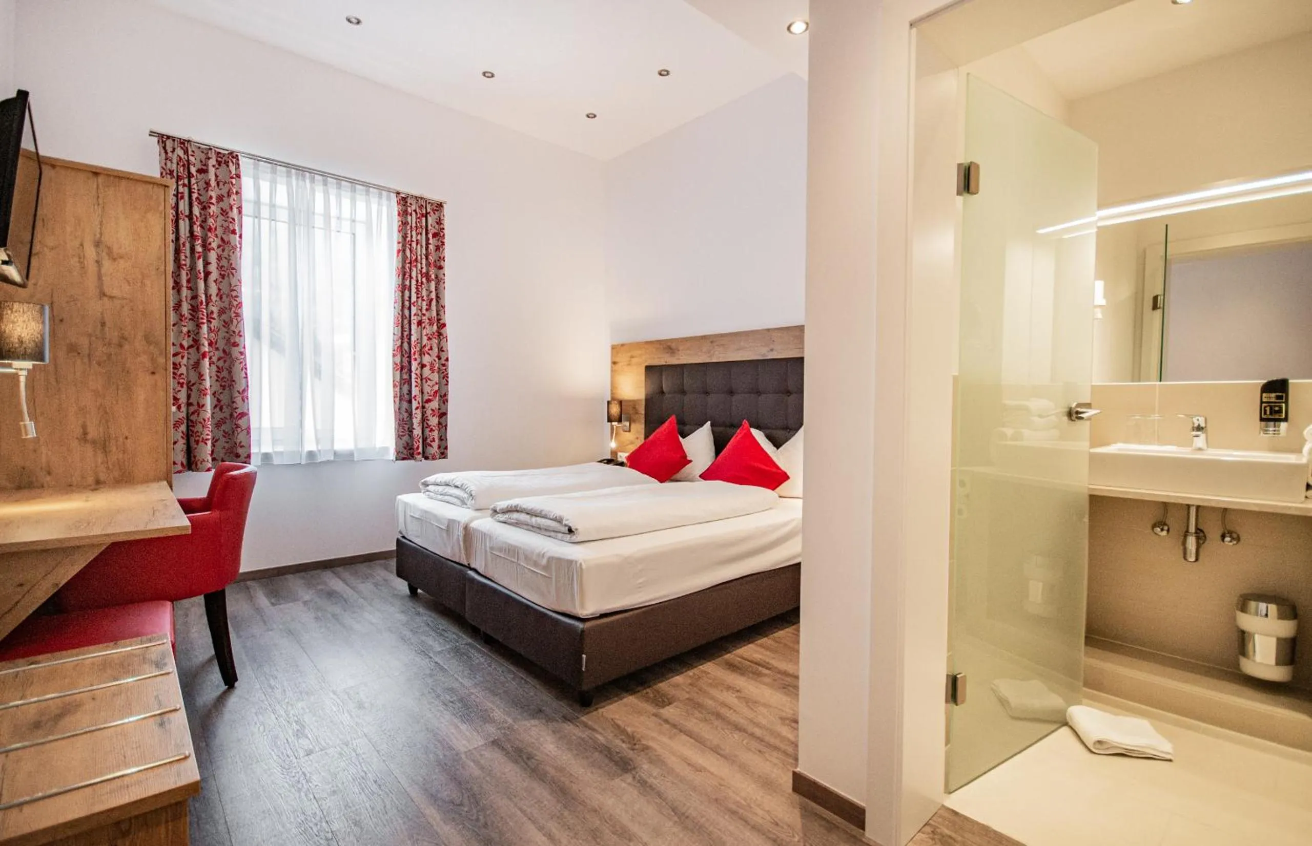 Shower, Bed in Hotel Wilder Mann