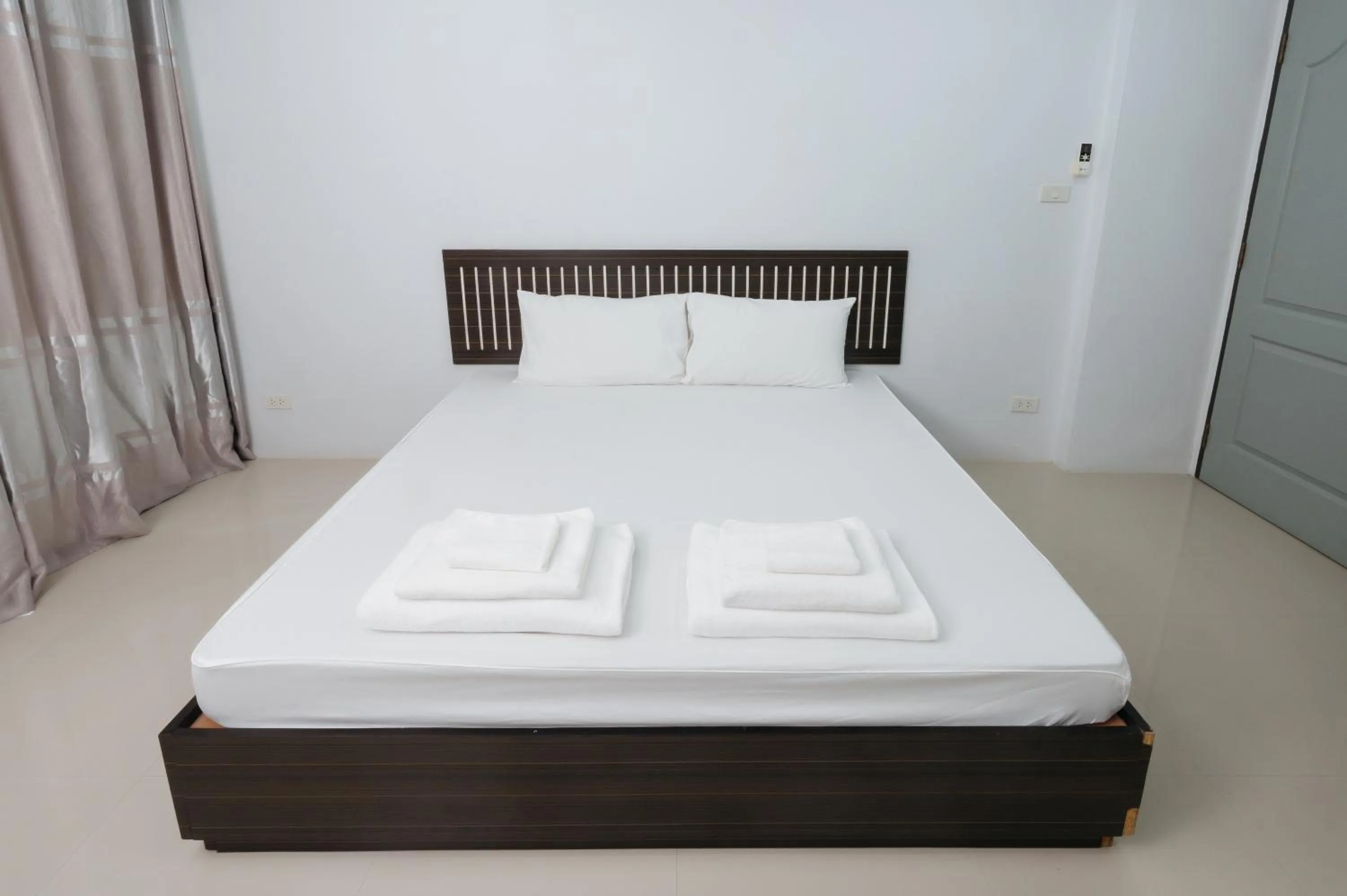 Bedroom, Bed in Creston Grand Hotel Suphan Buri