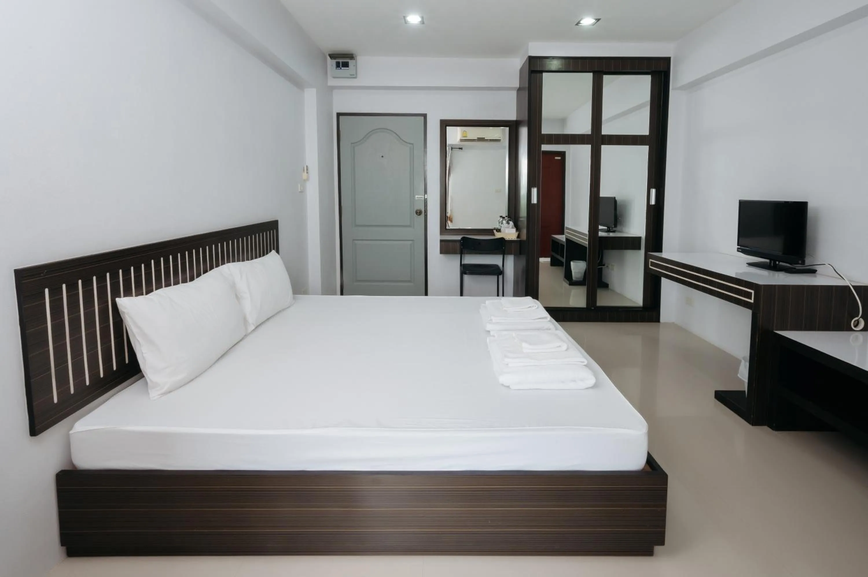 Bedroom, Bed in Creston Grand Hotel Suphan Buri