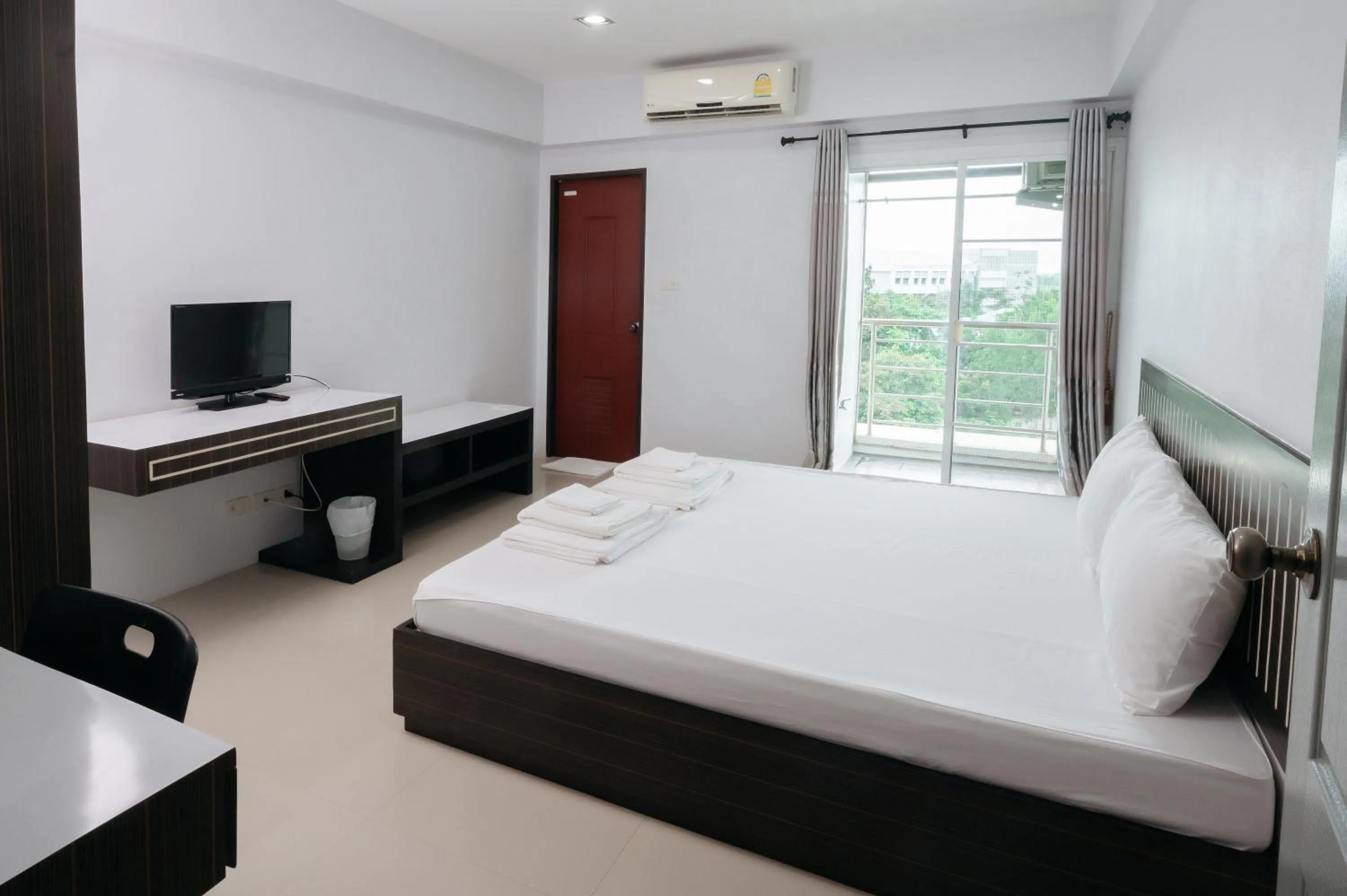 Bedroom, Bed in Creston Grand Hotel Suphan Buri