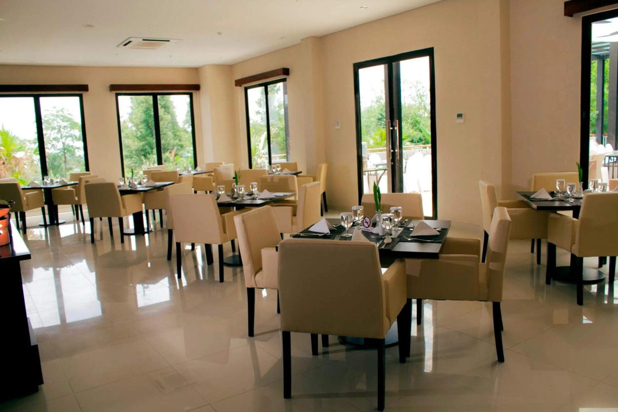 Restaurant/places to eat in Padjadjaran Suites Resort and Convention Hotel