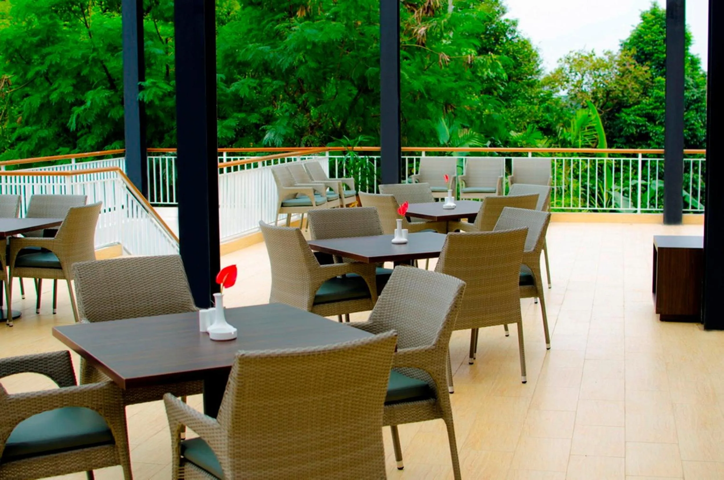 Restaurant/places to eat in Padjadjaran Suites Resort and Convention Hotel