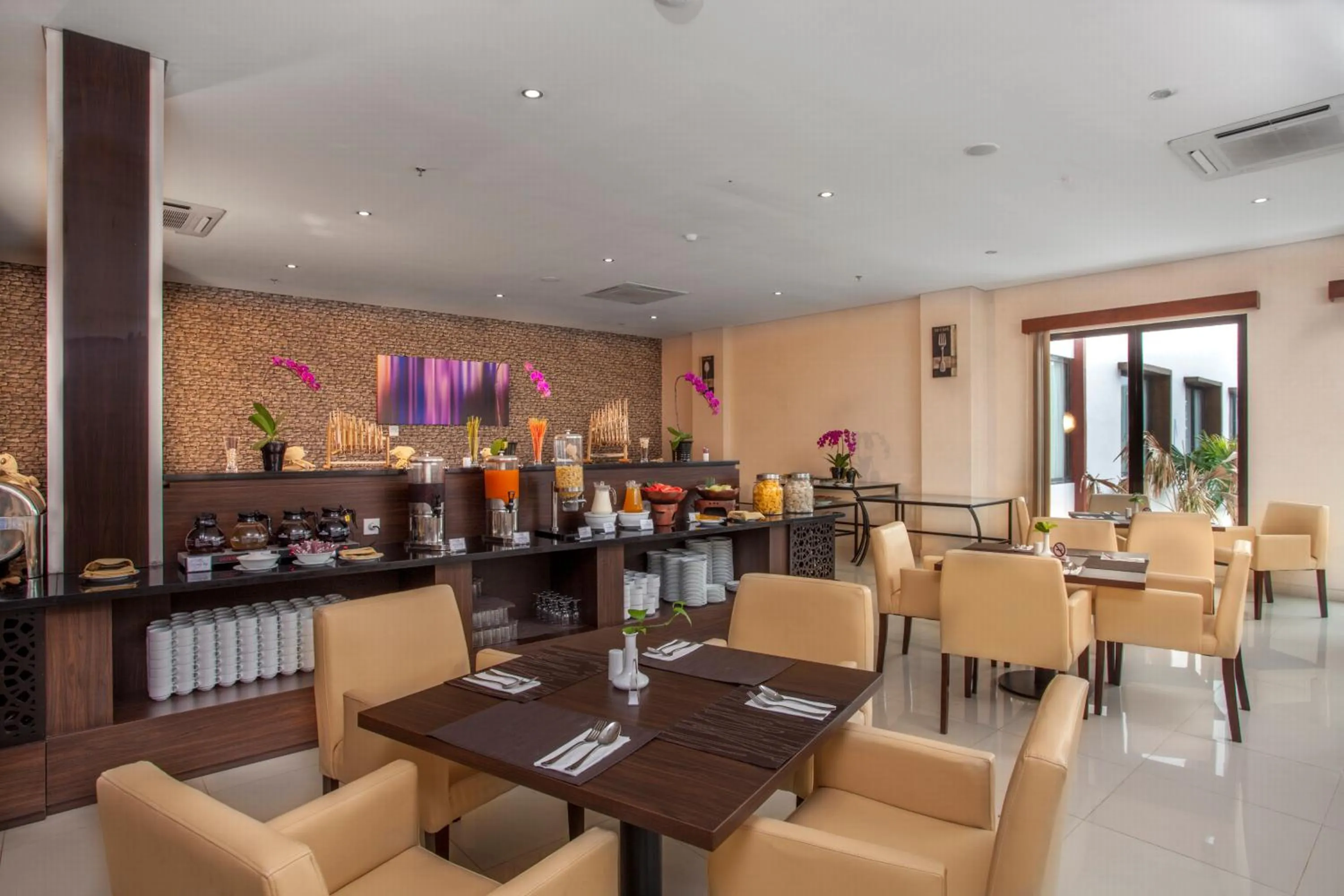 Restaurant/places to eat in Padjadjaran Suites Resort and Convention Hotel