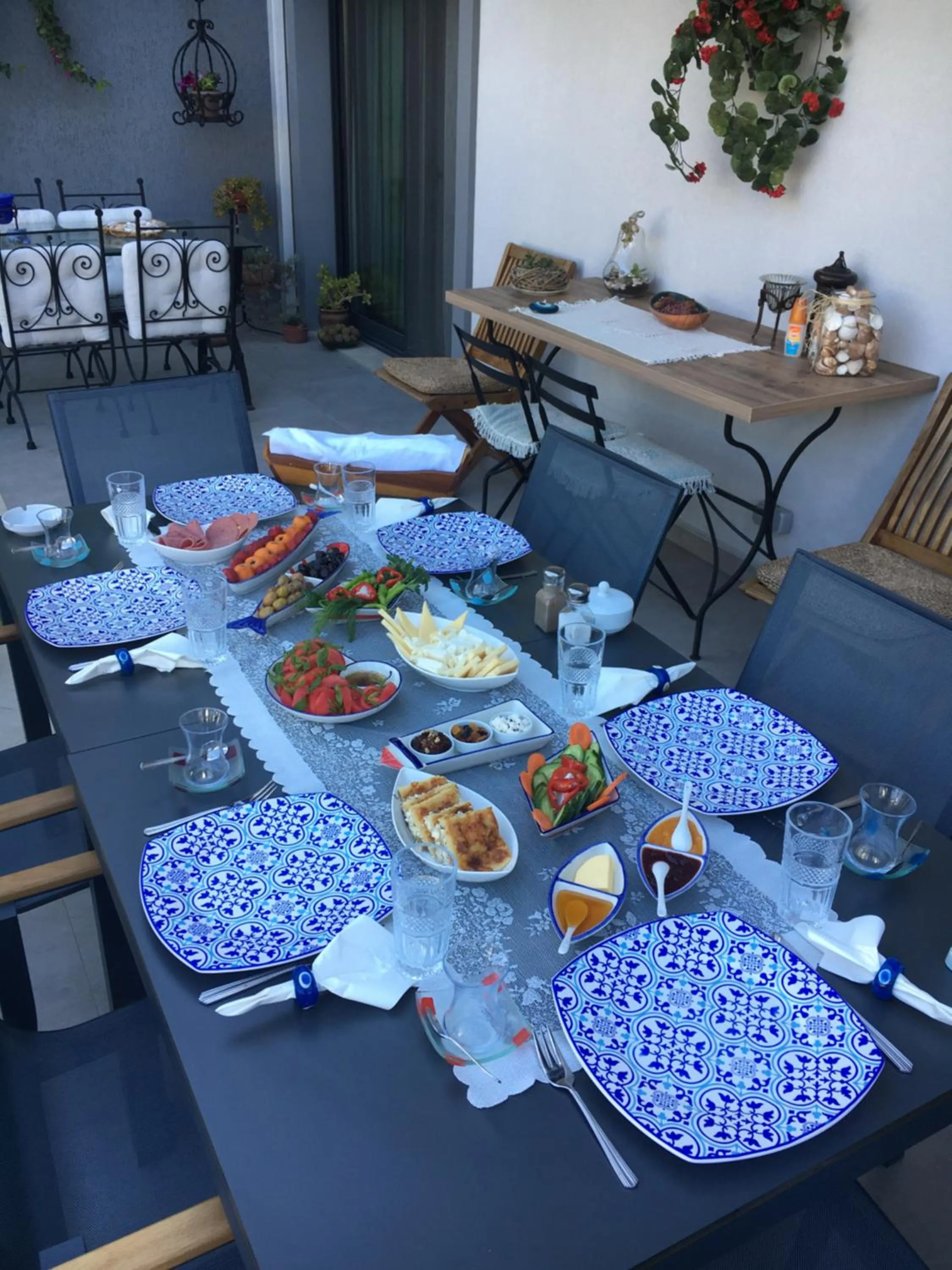 Food and drinks in Villa Oliva Butik Hotel