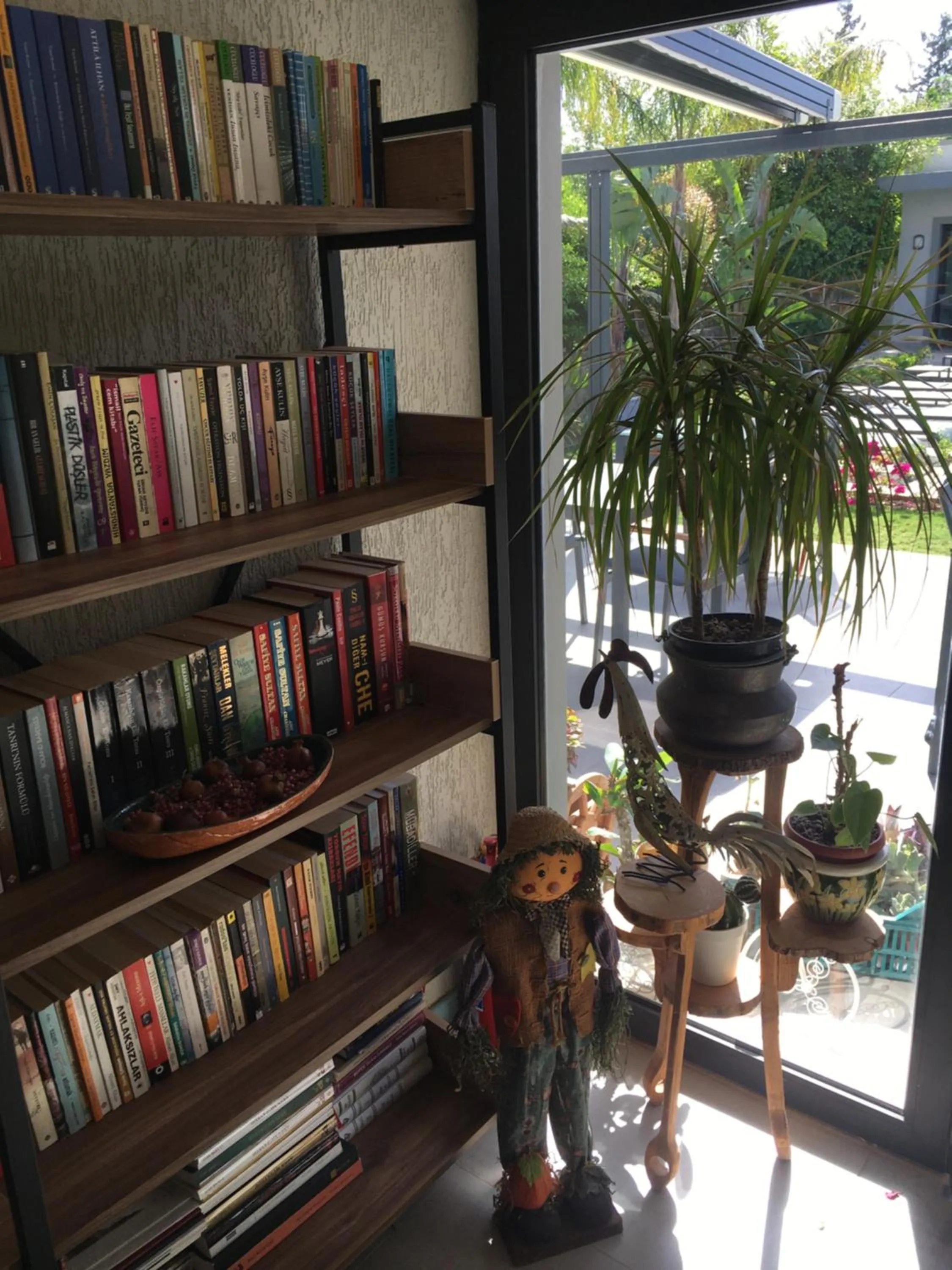 Library in Villa Oliva Butik Hotel