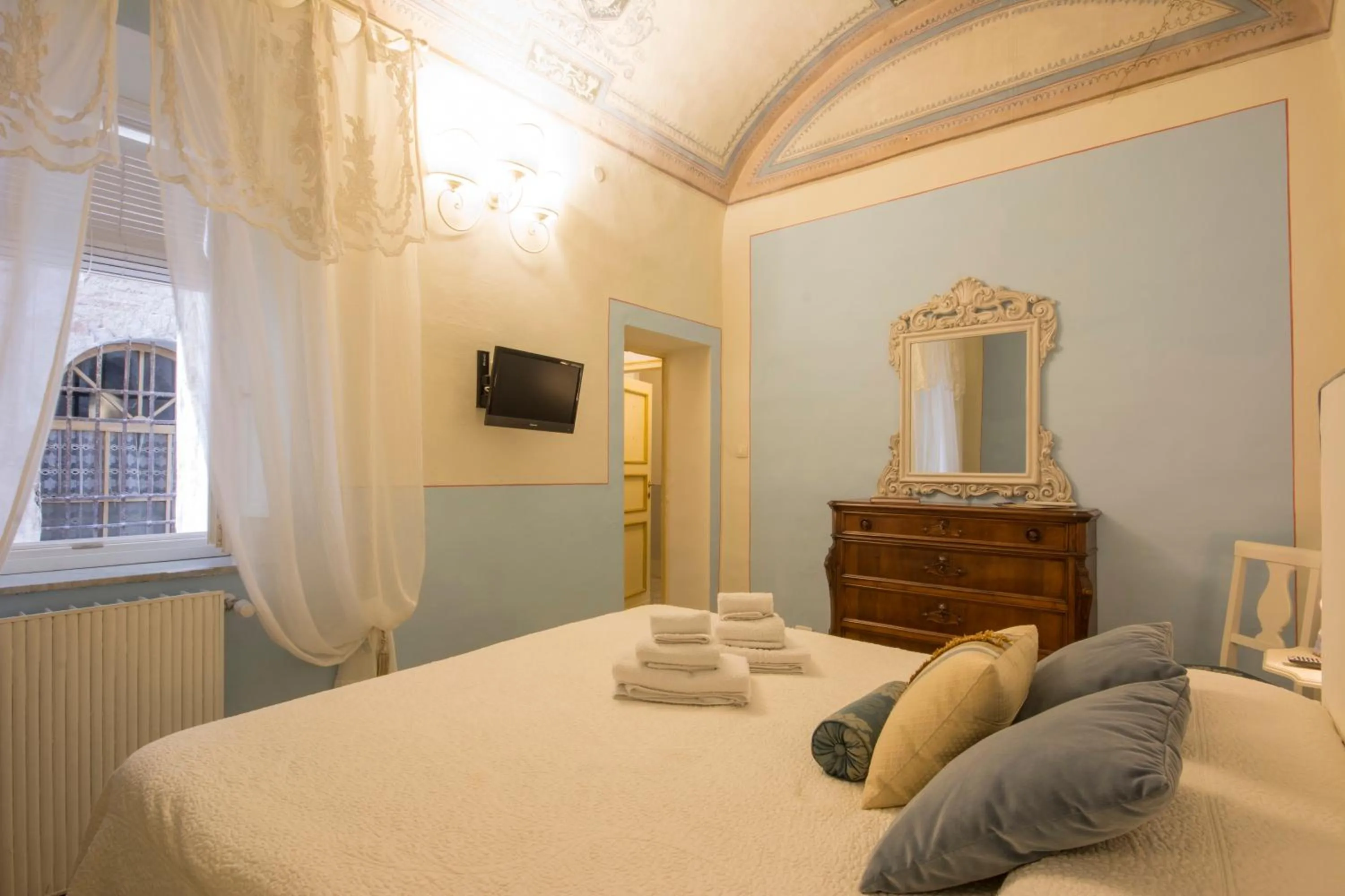 Photo of the whole room, Bed in B&B Pantaneto - Palazzo Bulgarini
