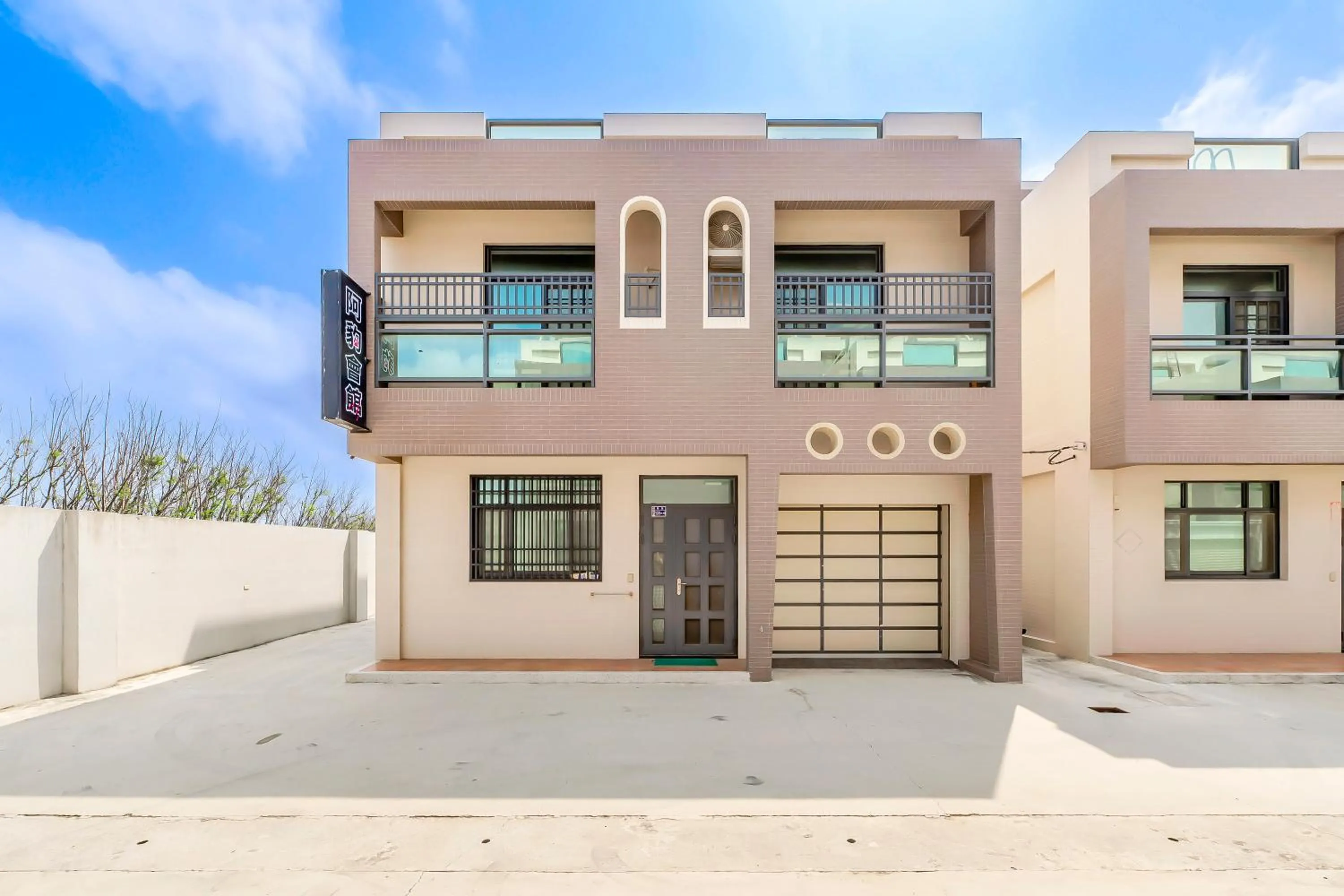 Property building in Aleopard