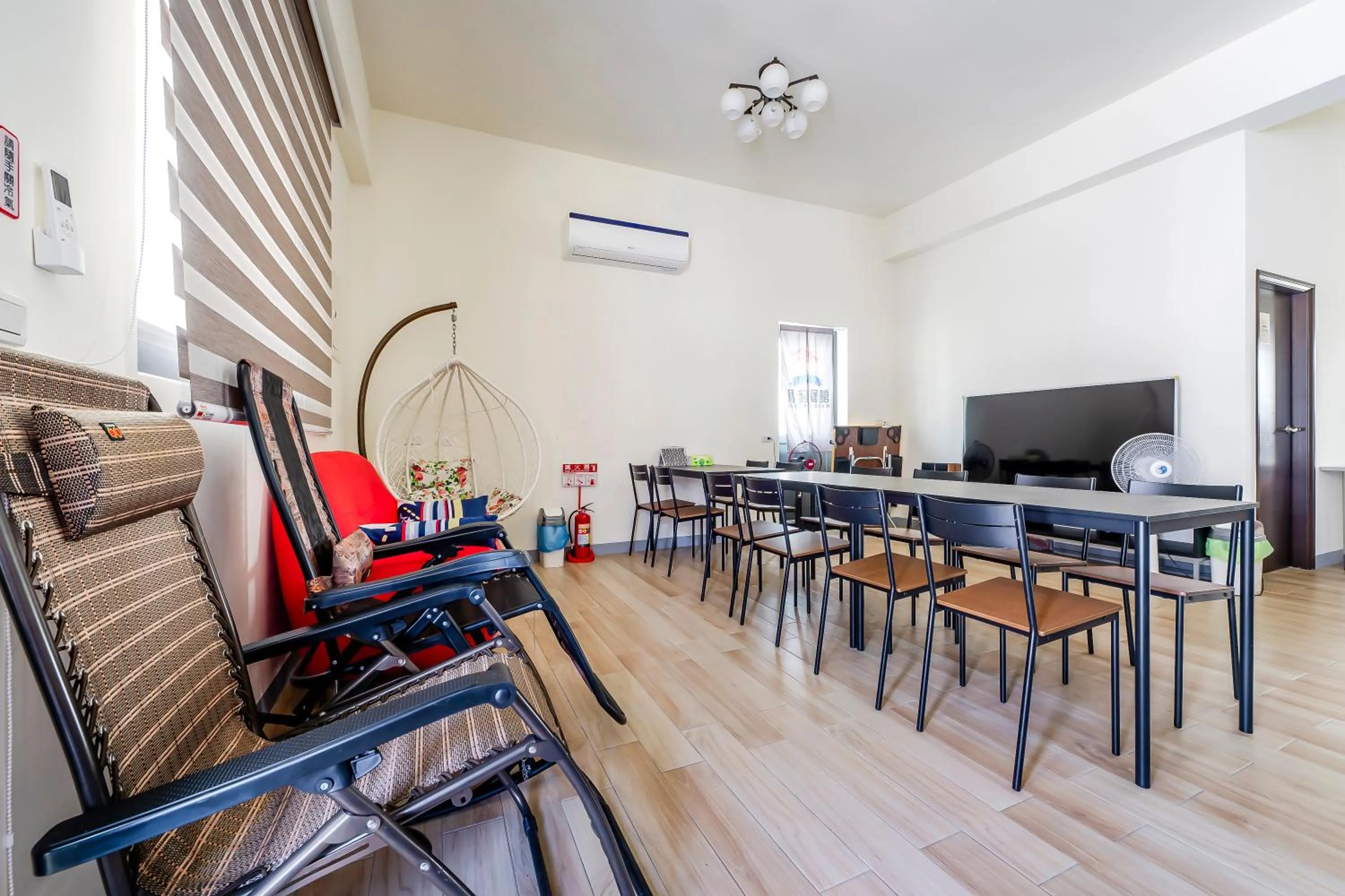 Communal lounge/ TV room in Aleopard