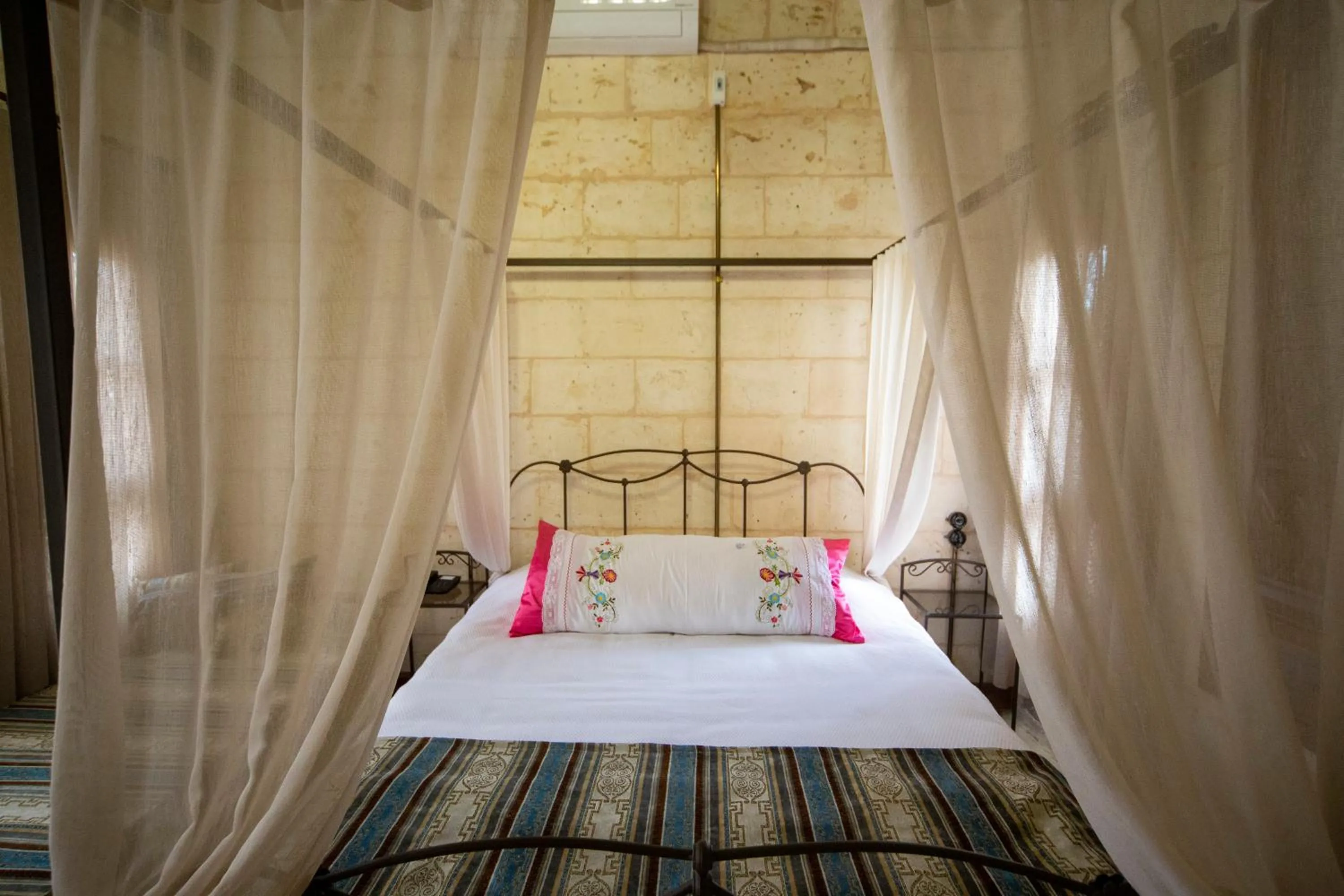 Bed in Hayatlı Konak