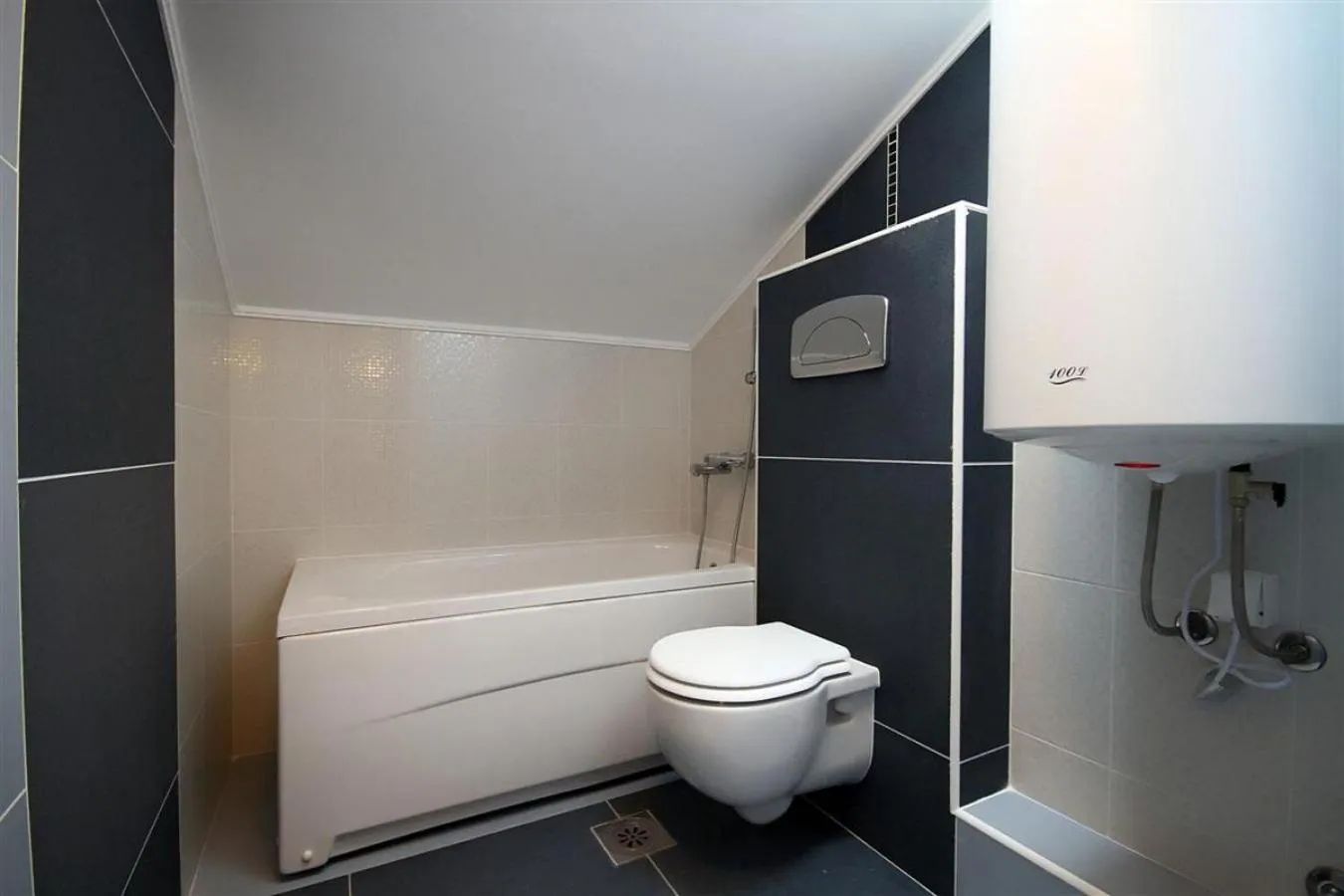 Toilet in Domador Rooms & Apartments