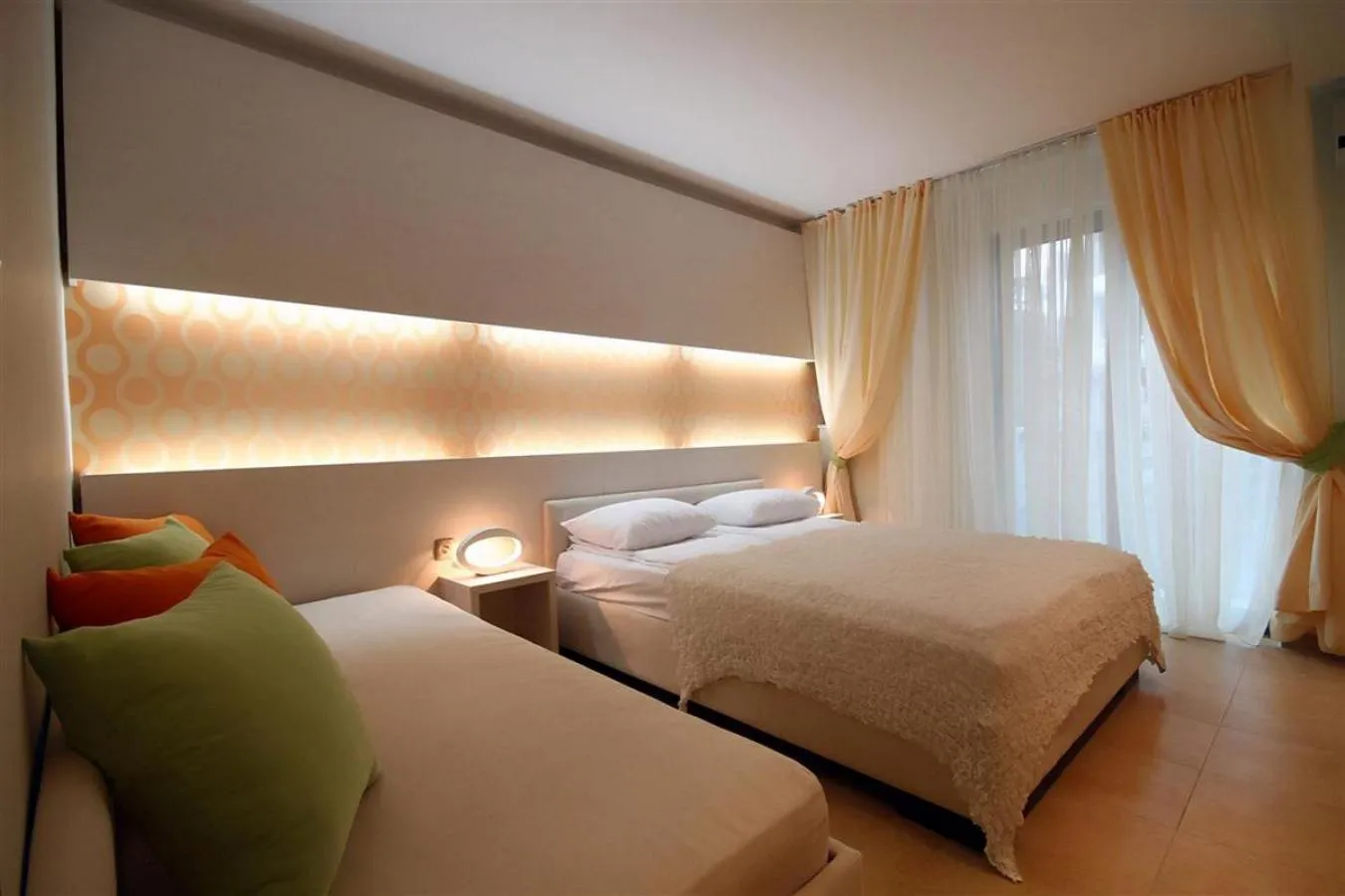 Shower, Bed in Domador Rooms & Apartments