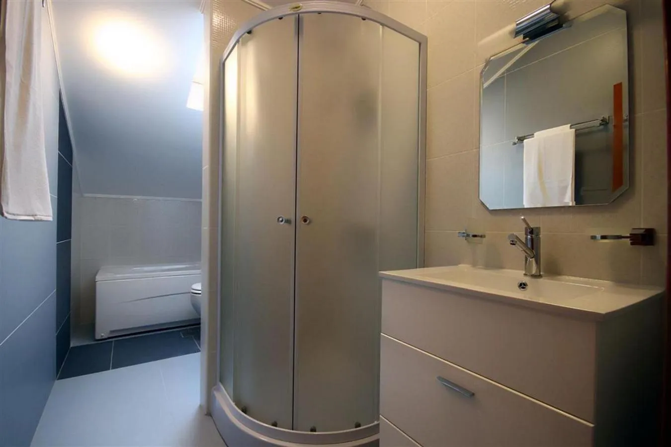 Toilet in Domador Rooms & Apartments