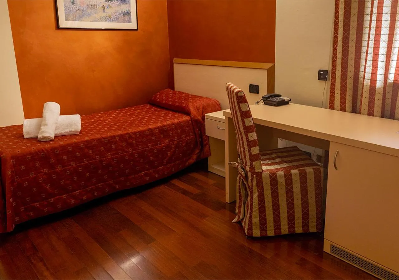 air conditioner, Bed in Caprice