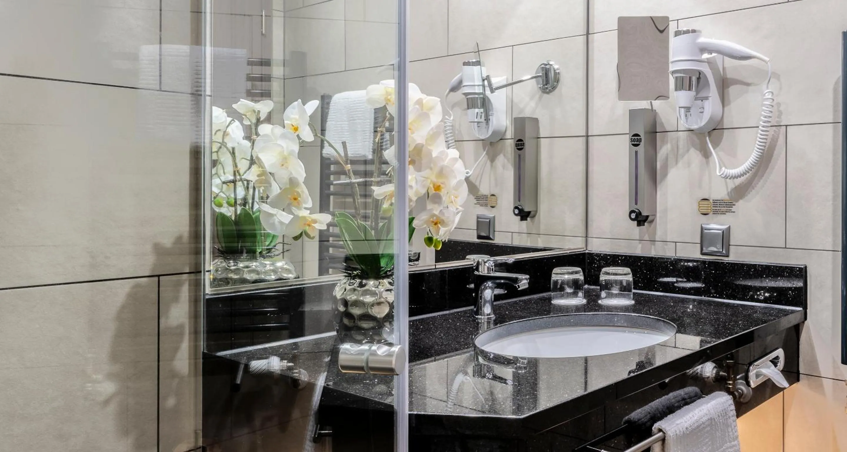 Bathroom in PLAZA Premium Parkhotel Norderstedt