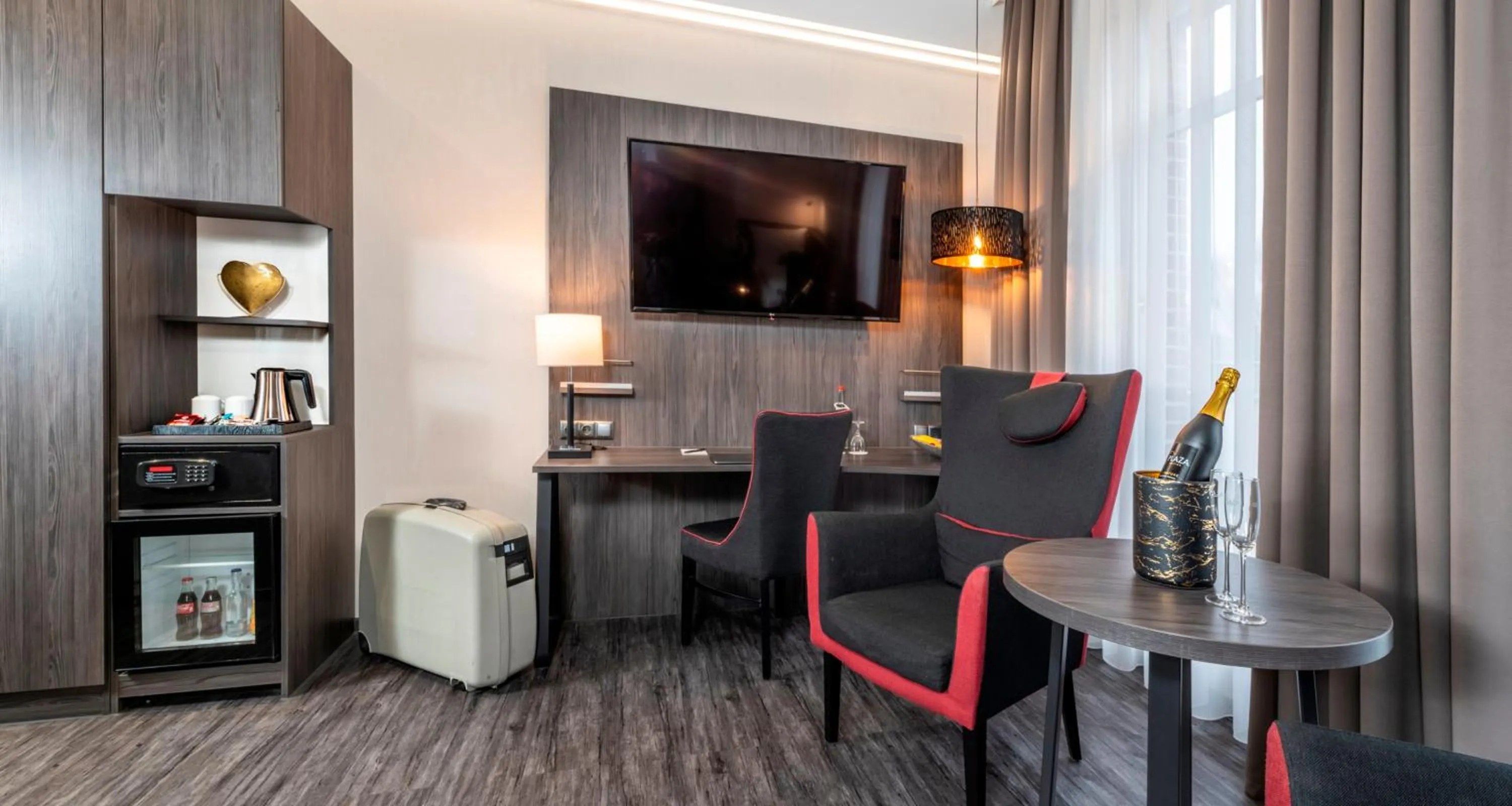 TV and multimedia in PLAZA Premium Parkhotel Norderstedt