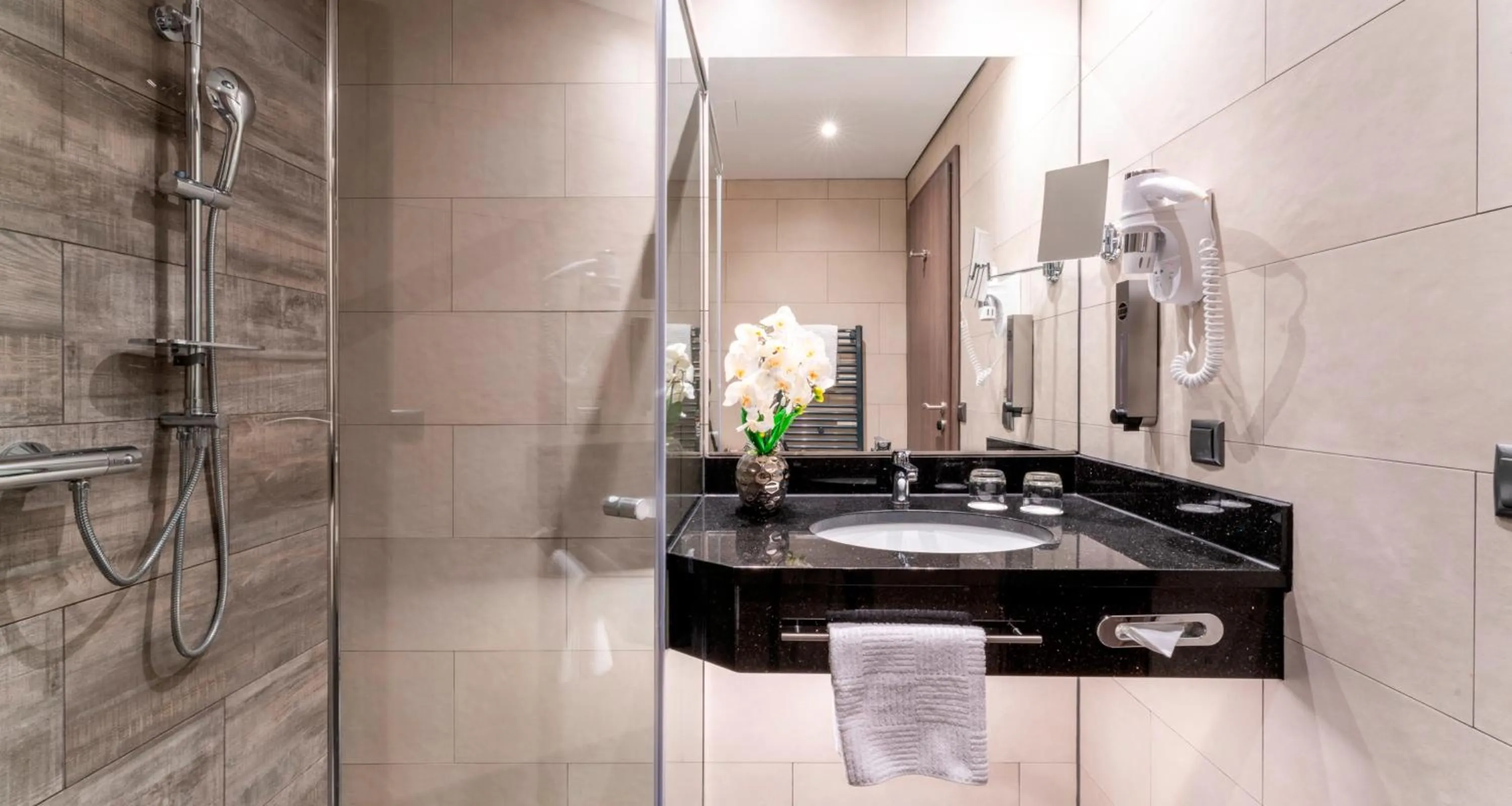 Shower in PLAZA Premium Parkhotel Norderstedt