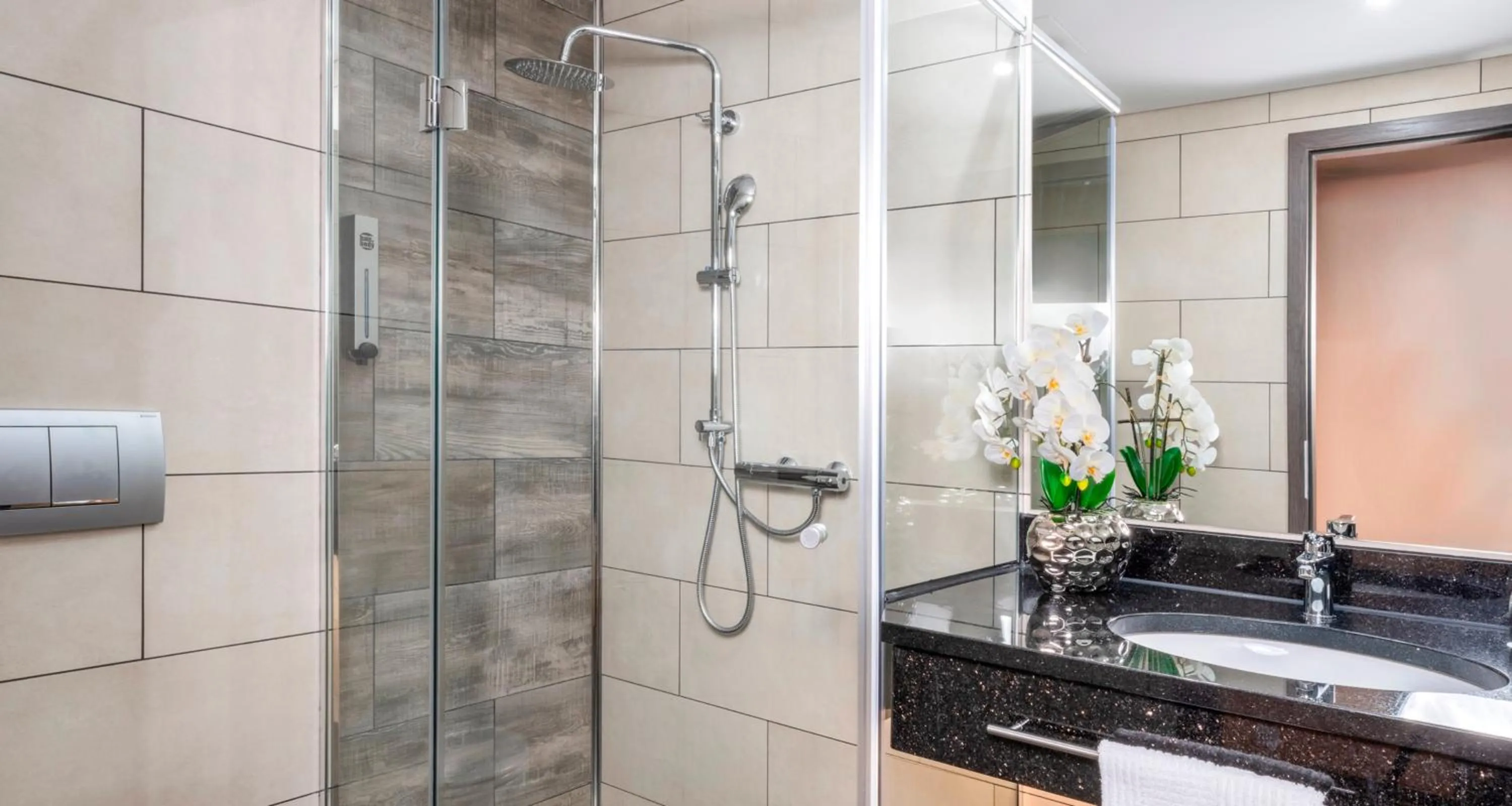 Shower in PLAZA Premium Parkhotel Norderstedt