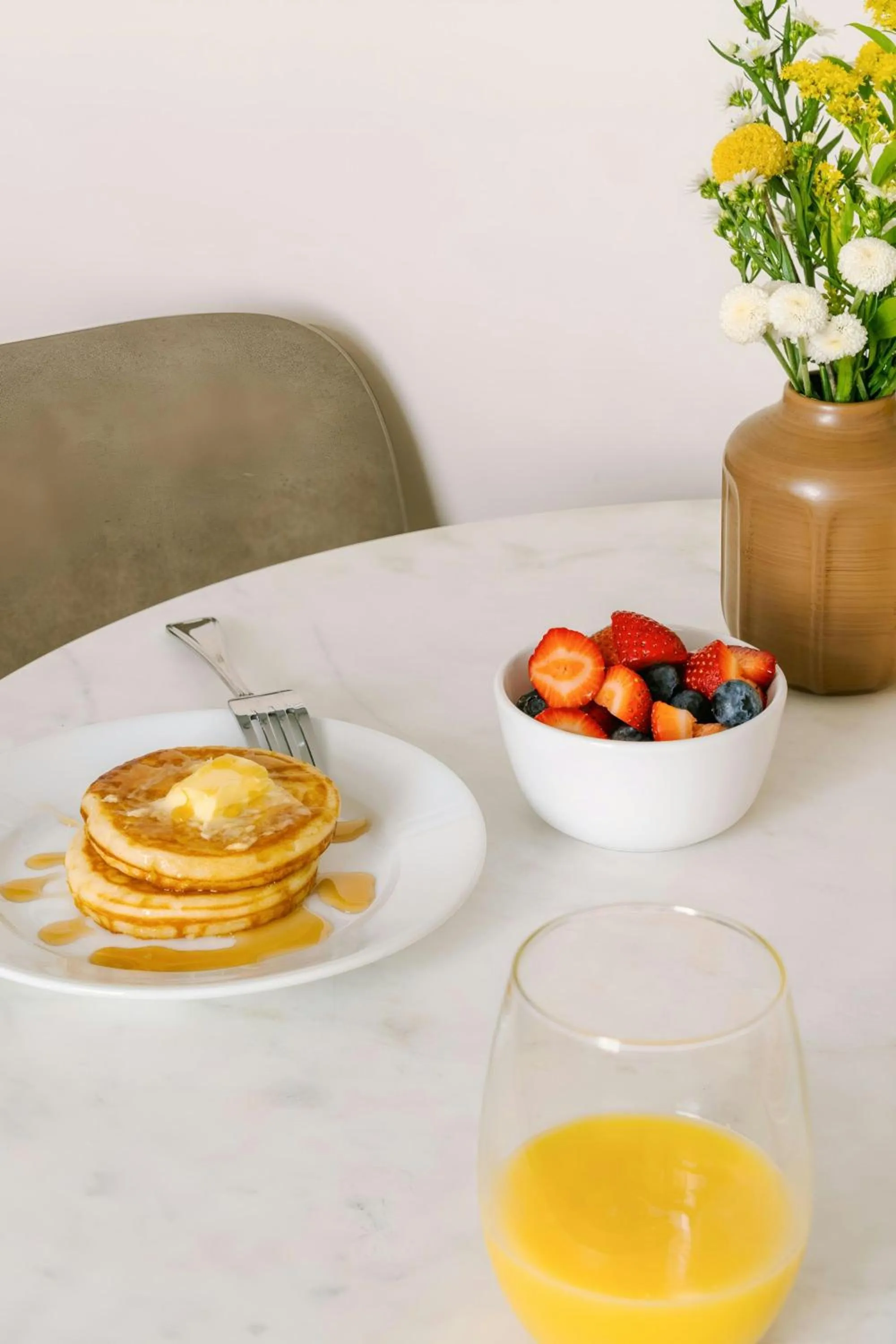 Photo of the whole room in Sonder by Marriott Bonvoy Jewelers Row Apartments Millenium Park