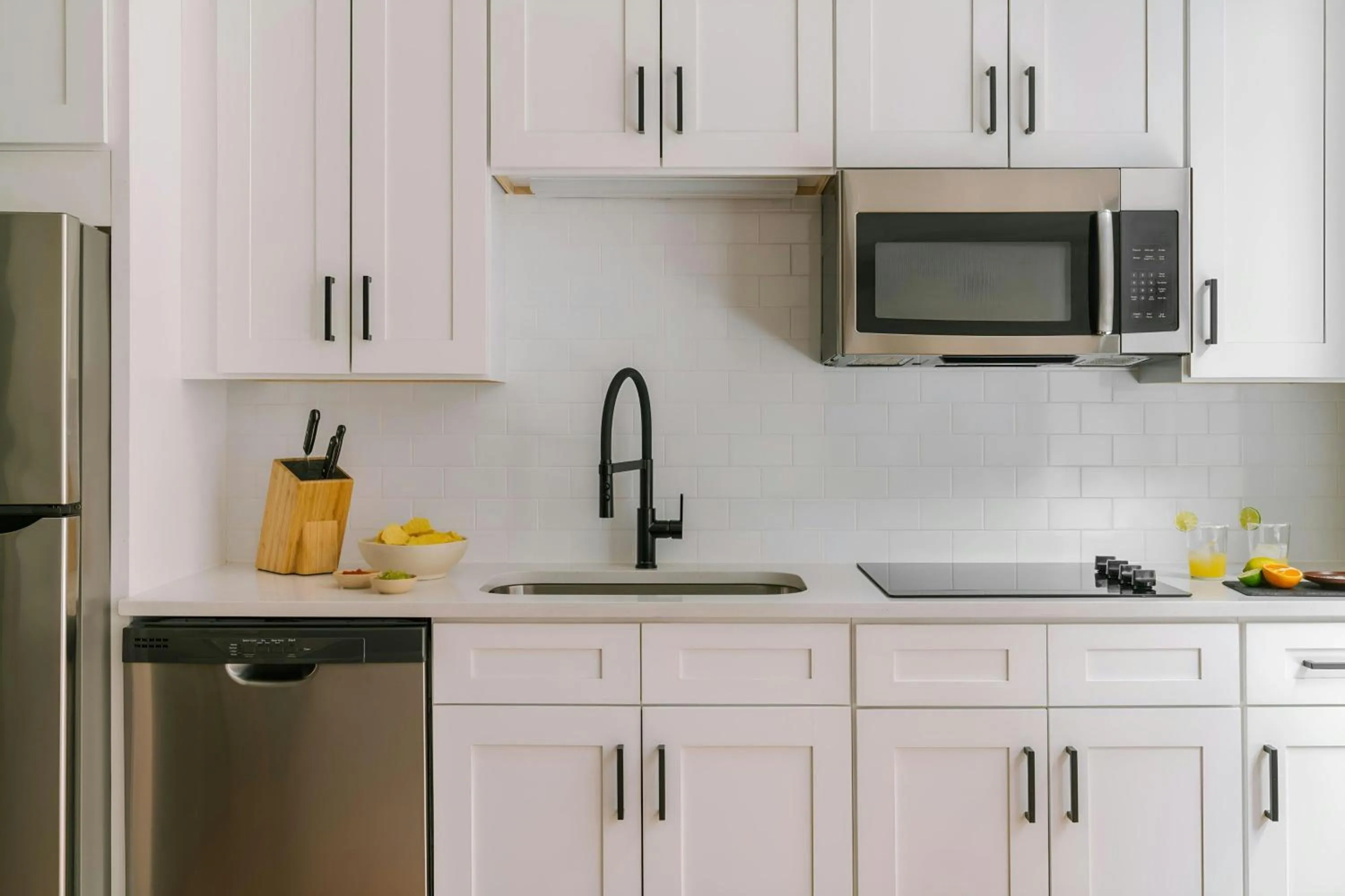 Kitchen or kitchenette in Sonder by Marriott Bonvoy Jewelers Row Apartments Millenium Park