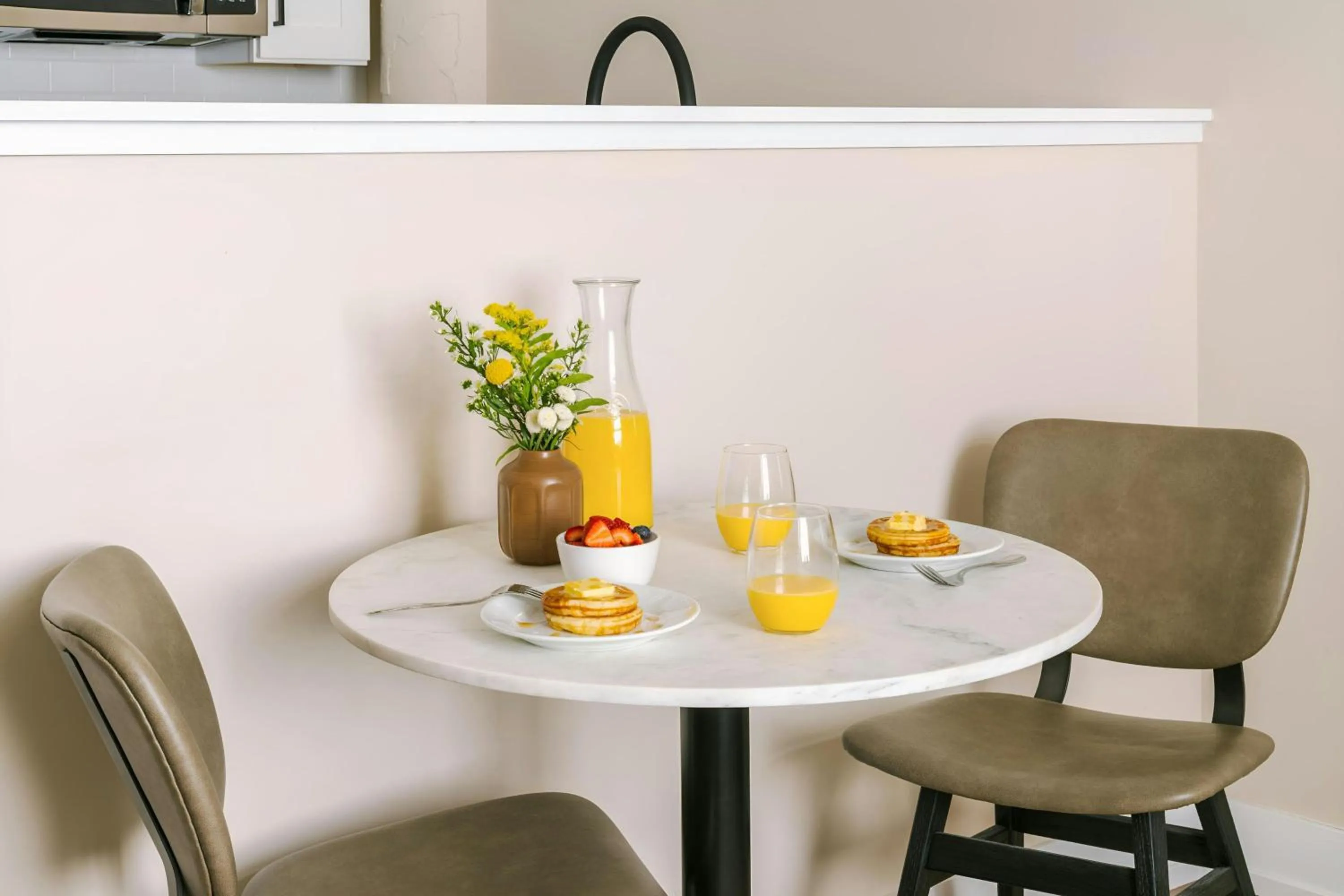 Photo of the whole room in Sonder by Marriott Bonvoy Jewelers Row Apartments Millenium Park