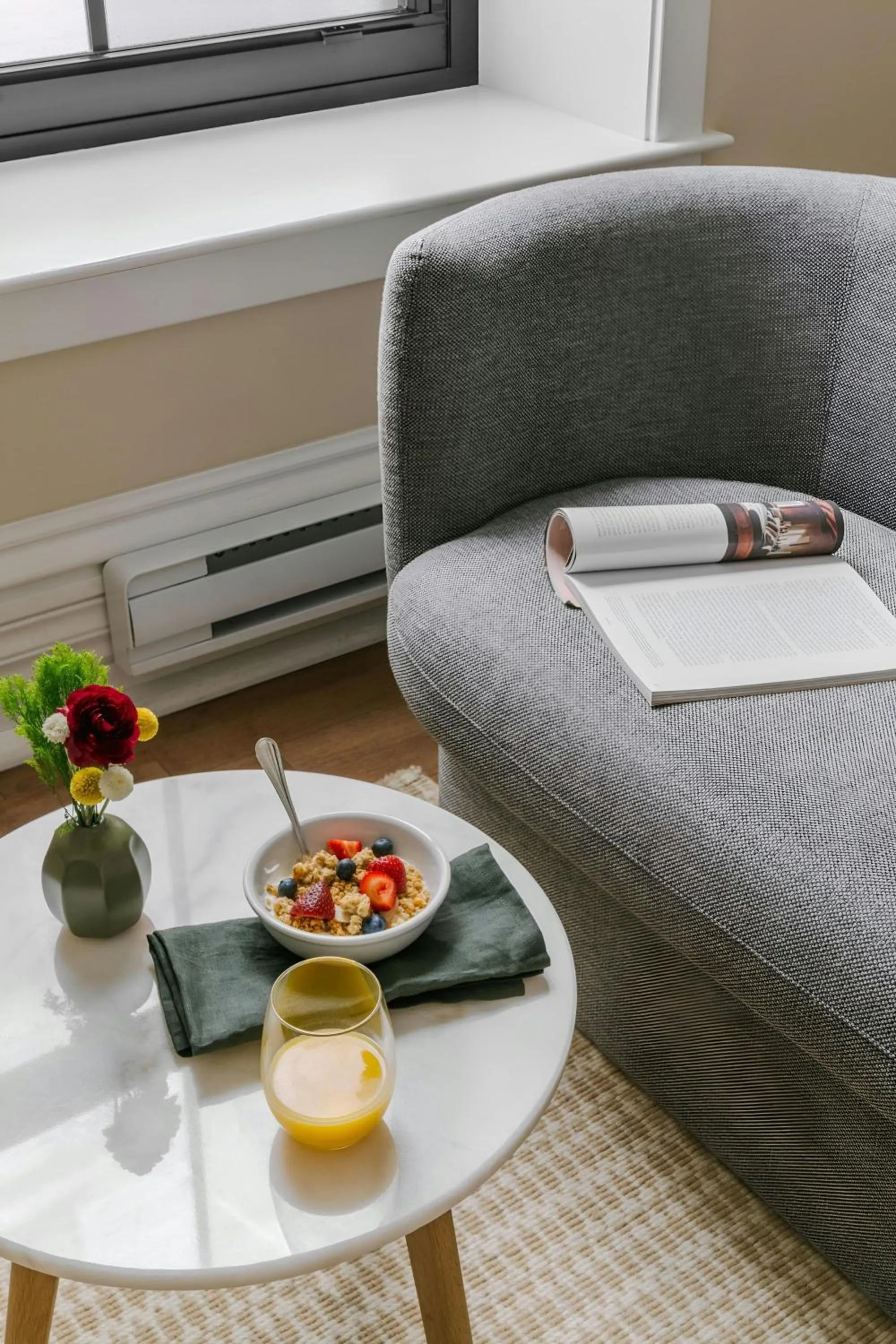 Living room in Sonder by Marriott Bonvoy Jewelers Row Apartments Millenium Park