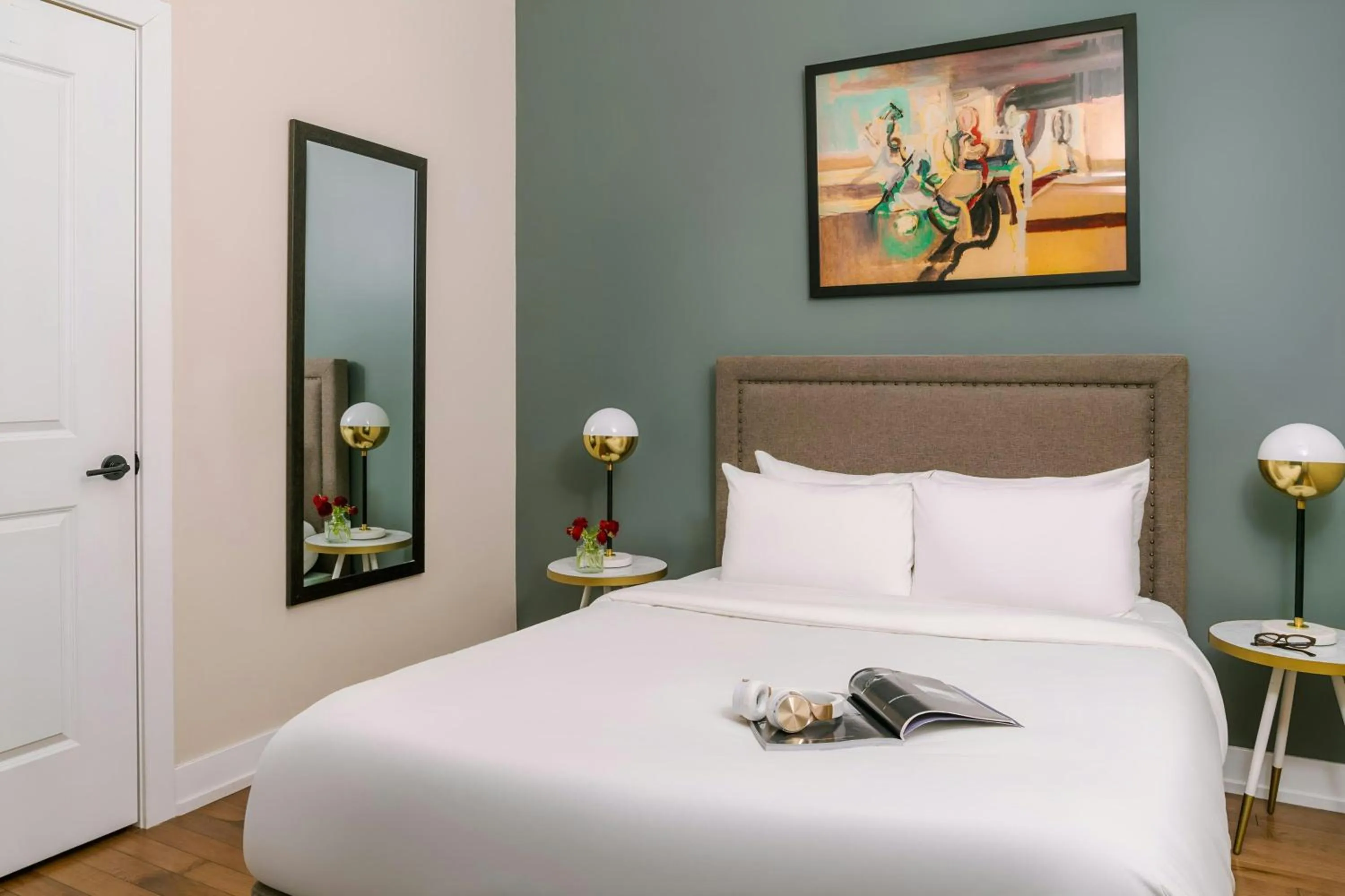 Bedroom, Bed in Sonder by Marriott Bonvoy Jewelers Row Apartments Millenium Park